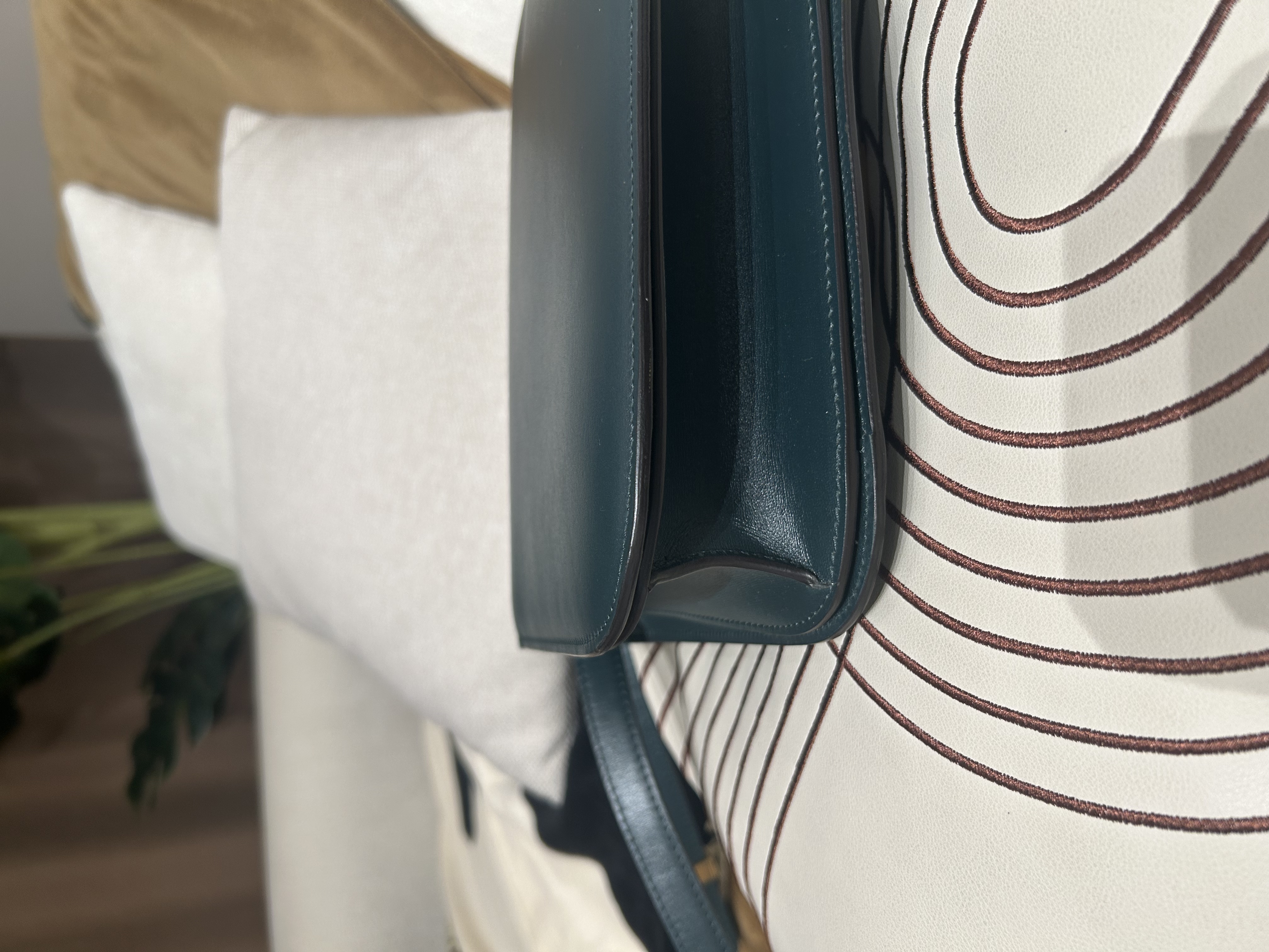 Celine box medium classic 100%Authentic , UNUSED✅dust bag 