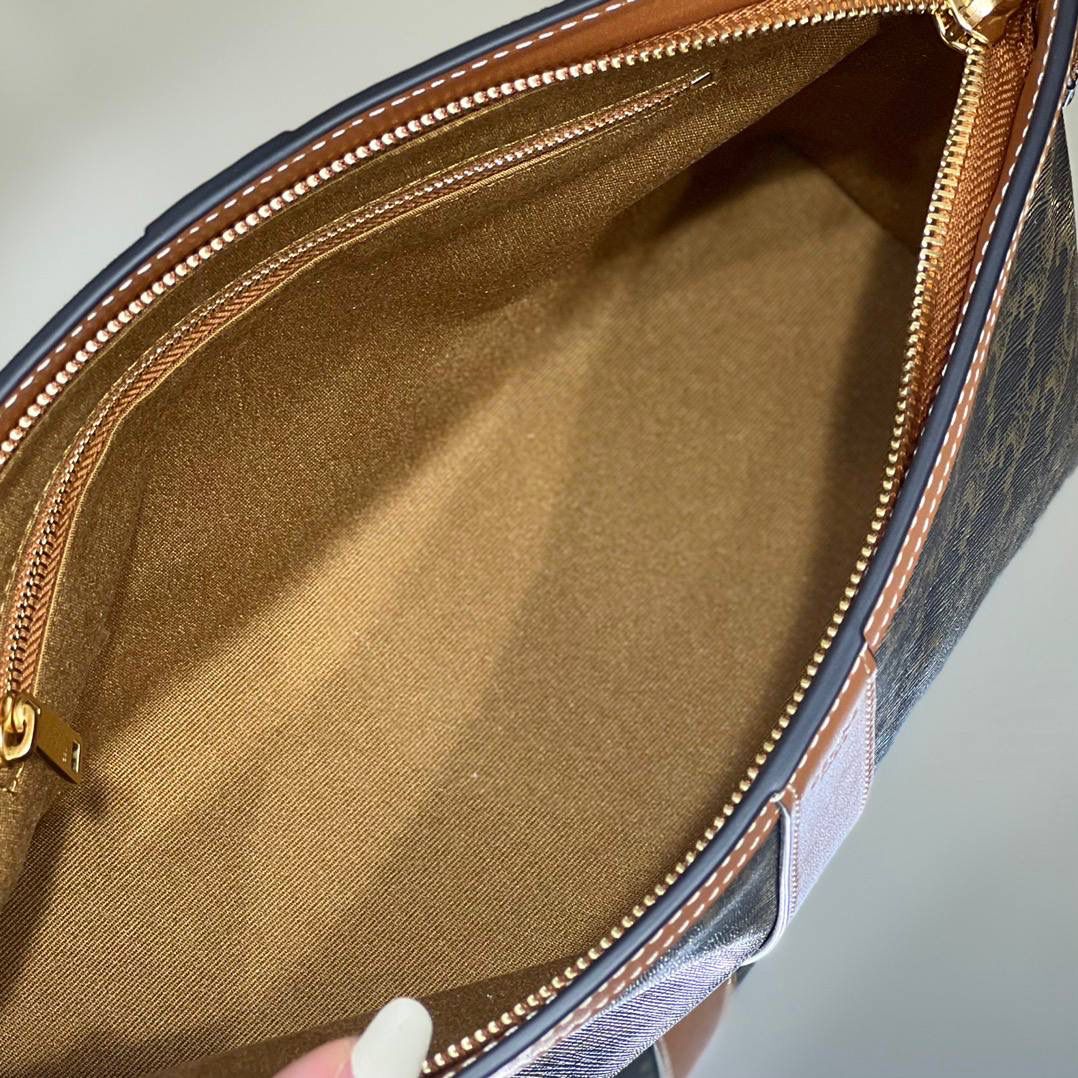 🔥大货实拍图 𝗖𝗘𝗟𝗜𝗡𝗘 ♥ 𝗟𝗢𝗖𝗞洗漱包 型号：4M1862 尺寸：16*27*9cm