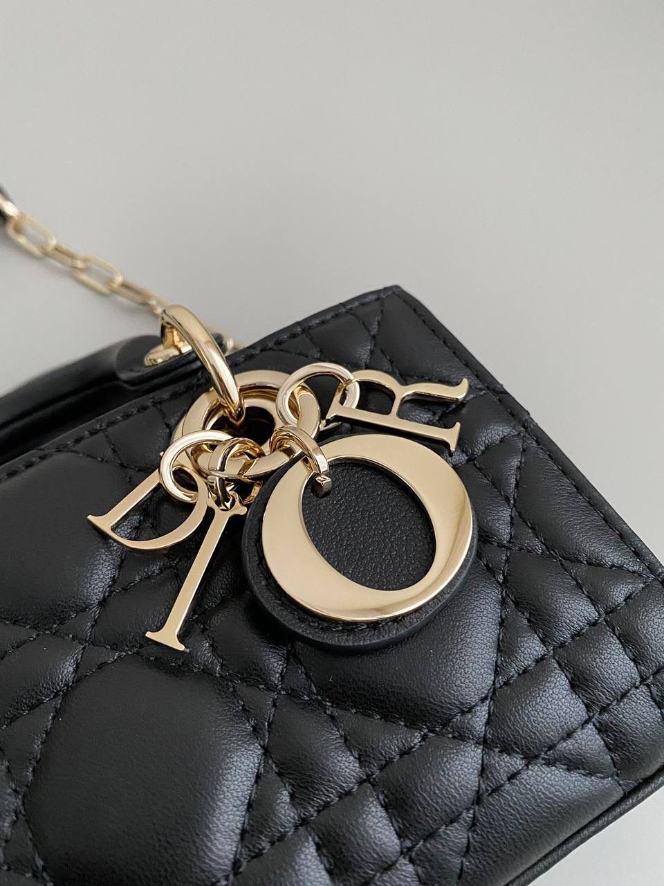 黑色超迷你🎀 𝗗𝗶𝗼𝗿 𝗗-𝗝𝗼𝘆 𝗯𝗮𝗴羊皮2023早春款 时尚果然就是轮回，回归了一把中古戴妃 长方包形，短链条➕细长肩带直接封神！！ 复古时髦感超强，真是什么场合都可以把住 绝对是lady中的天花板了，强势出圈啦姐妹们😍😍 17.5×10.5×6cm