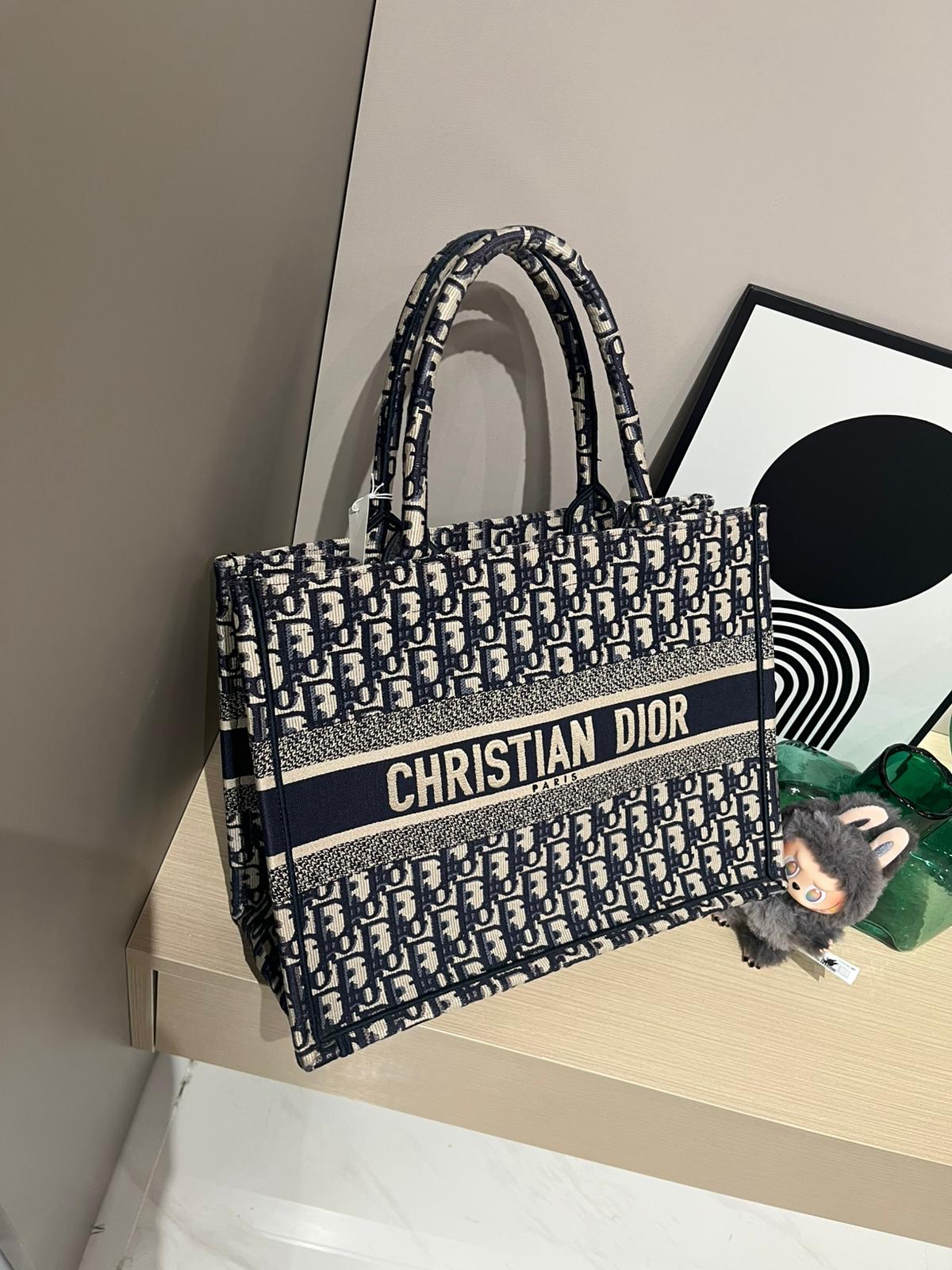 Dior book tote medium  ,100%Authentic ,98%new ✅Dust bag