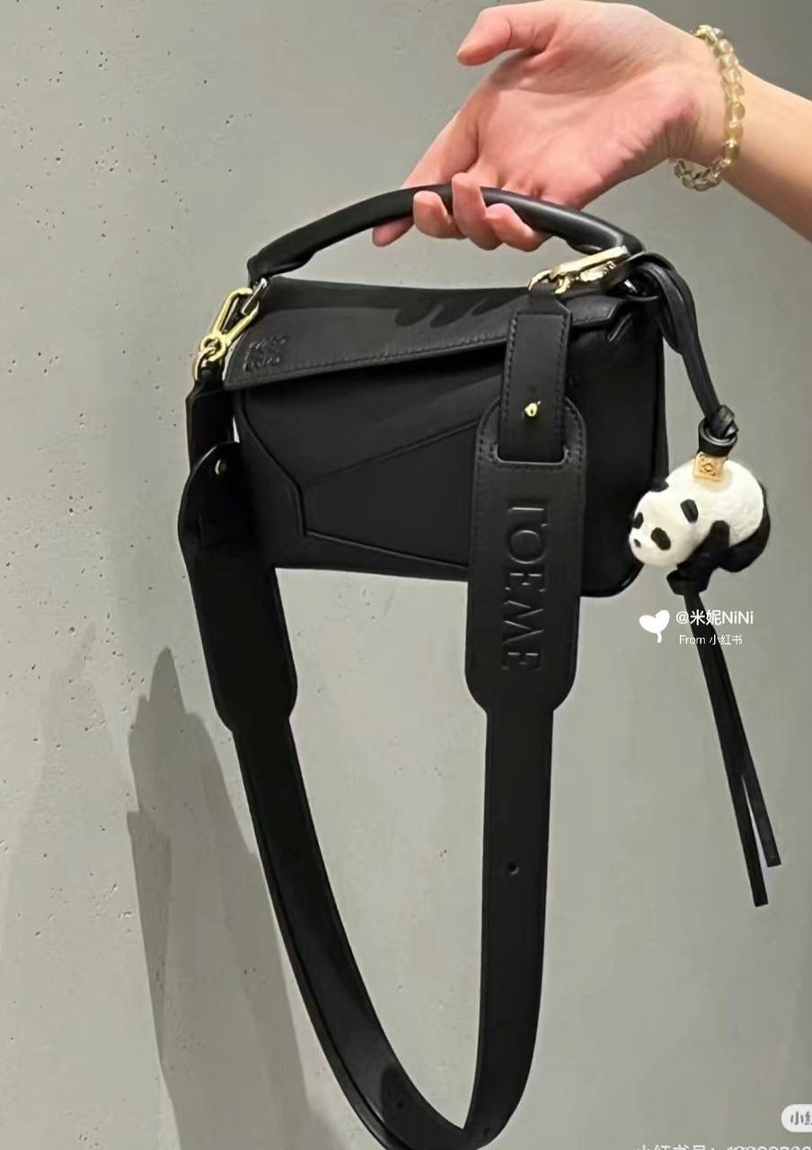 🎈新品牛皮可调节肩带 ➖➖➖➖【黑色】 编码：182323 尺寸：𝟏𝟒𝟑-𝟒.𝟓𝐜𝐦 撞色肩带绝绝子❤️正面饰品牌标志性Logo，调节长度为𝟖𝟎到𝟏𝟐𝟎𝐜𝐦