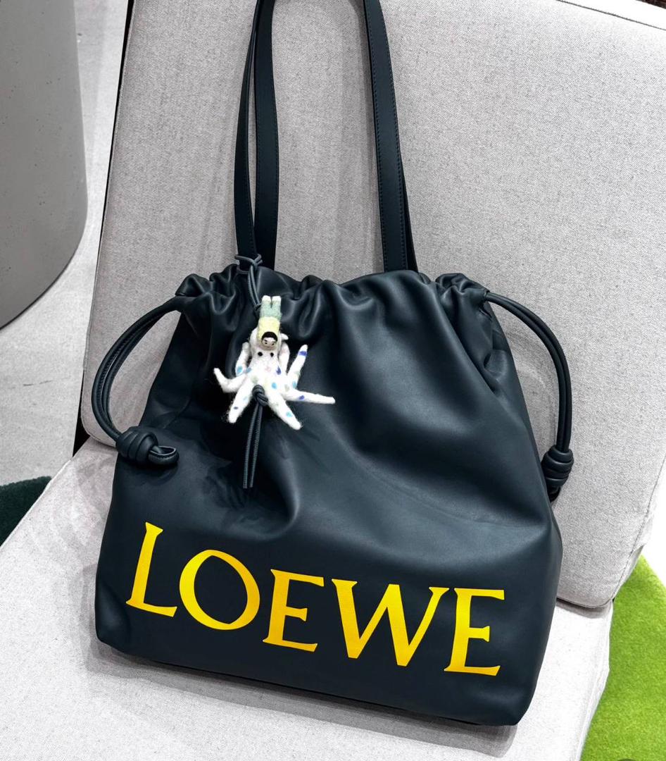 🎈全新福袋𝗙𝗹𝗮𝗺𝗲𝗻𝗰𝗼 𝗧𝗼𝘁𝗲 ——【常青色到货✅】 尺寸：𝟒𝟔-𝟏𝟐.𝟓-𝟒𝟏𝐜𝐦 编码：052026【配防尘袋，没有盒子】 ❤️以经典Flamenco系列手袋👜为基础，新款Flamenco Tote手袋采用加长廓形，正面饰品牌超大对比色𝐋𝐎𝐄𝐖𝐄标志，外部进口Napa小牛皮，内里绒面设计，整个包手感超级柔软舒服。 ❤️超大容量设计，磁扣开合，1个拉链内袋，可肩背或者手提✌🏻，可放15寸电脑💻，出行通勤必备，无论男女都🉑轻松驾驭。