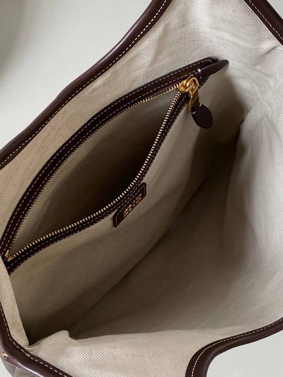 🈶石南木色 𝗠𝗶𝘂𝗠𝗶𝘂24秋冬 𝐢𝐯𝐲托特 今年这只巧克力色 给调色师跪下了！ 一整个浓浓的秋冬氛围感，已经开始期待秋天了 不管是皮质还是色泽都超有质感 根本爱到不行啊 近两年miu水涨船高，爆款制造机 出什么火什么，杀疯了已经，都去冲 35×40cm #F0110m