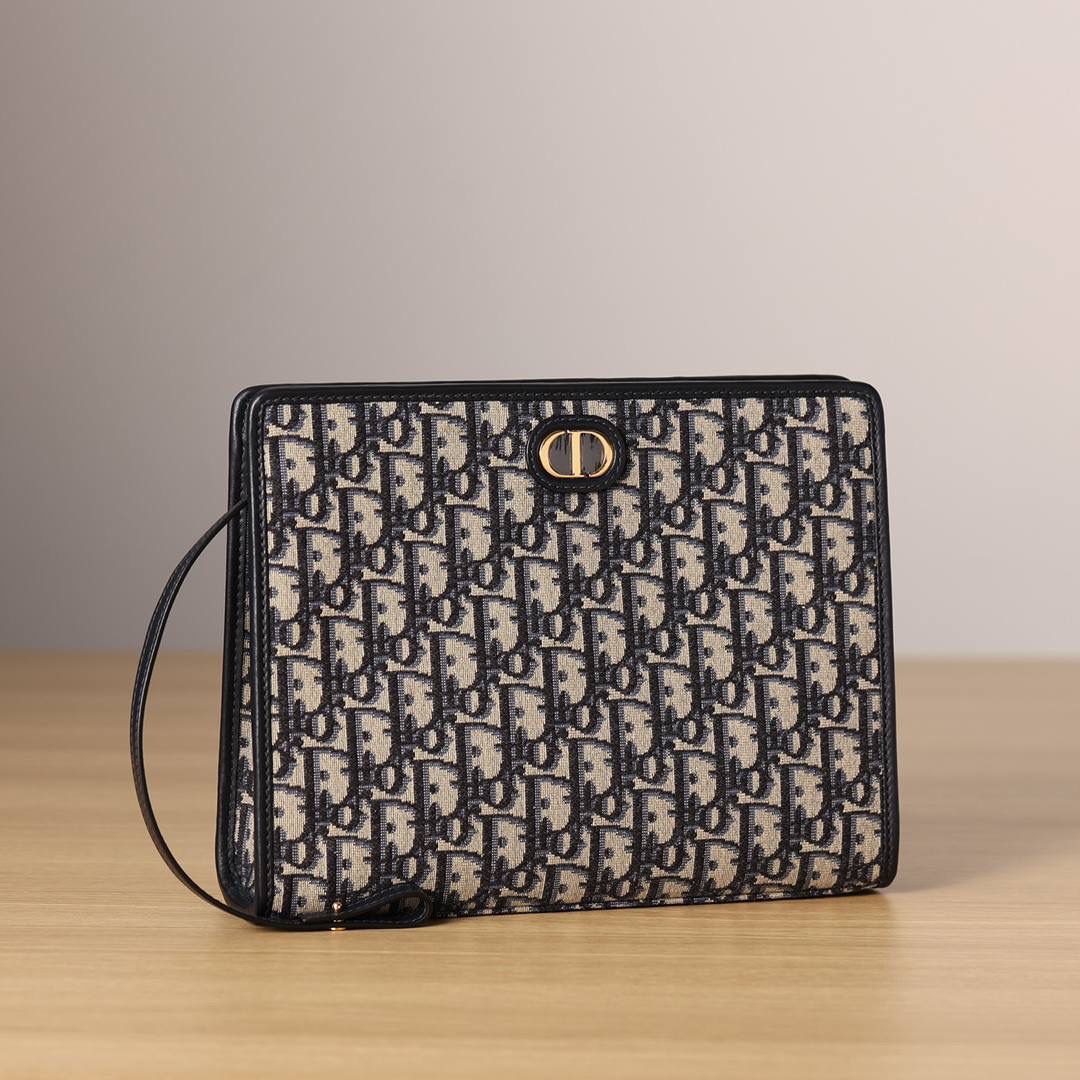 30 Montaigne 手拿包👜✨ 蓝色 Obliaue 印花 独家渠道货 独家原厂皮全网最高性价比最硬货🔥 中号 30 Montaigne 手拿包 宽敞的内部隔层可收纳各种日常用品，🉑作为手拿包使用，也可放入Book Tote 手袋中。正面饰以CD 标志 ✅拉链开合 ✅1个内侧隔层 ✅1个内部贴袋 ✅配整套包装🎀🤟🏻 尺寸：26×20× 5.5厘米