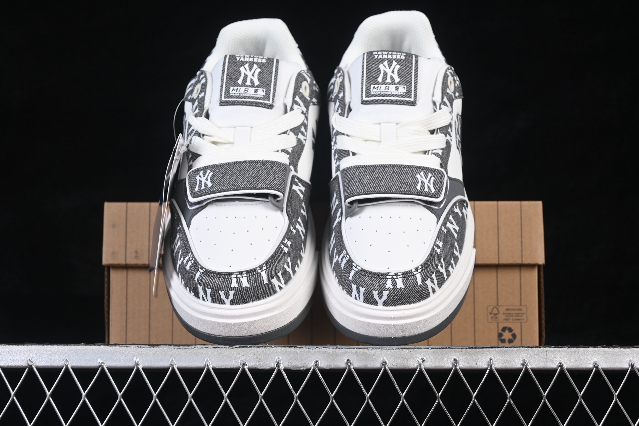 MLB Chunky Liner Pocket Monogram 