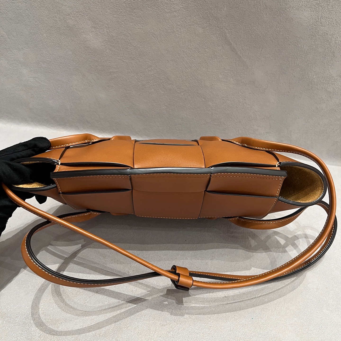 【預訂貨品】BV焦糖色編織牛皮tote