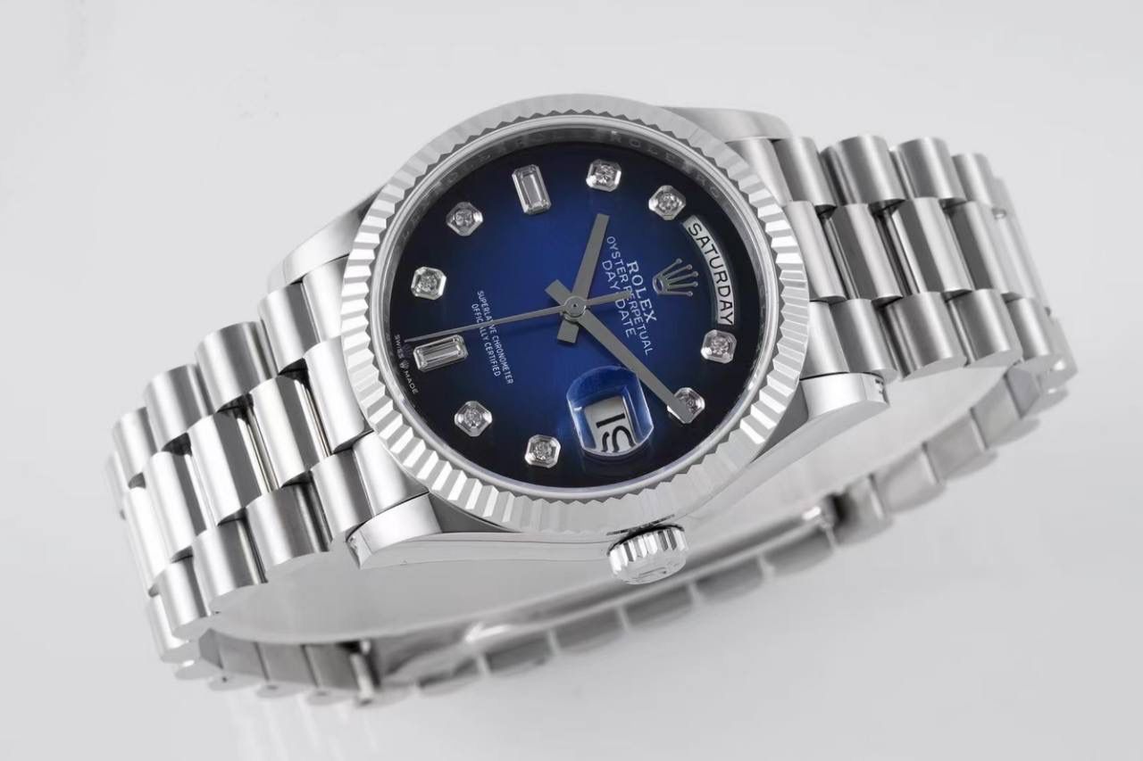 劳力士 ROLEX 日志系列36mm 🎮EA1 星期日志型36系列 1⃣️搭配2836机芯，品质稳定可靠； 2⃣️与原装一致厚度11mm：表径36mm；【修正市场其它版本不足，市场其它版本尺寸厚度不对，一眼假】 3⃣️表盘设有18ct金，镶钻石，6及9点钟位置镶方形钻石；🎮 4⃣️ 一体成型中层表壳，旋入式底盖及上链表冠； 5⃣️顶级做工，每条表带与表耳完美契合，给予手腕最高的舒适度； 每个极致的细节都是工厂匠心开发的诚意！！