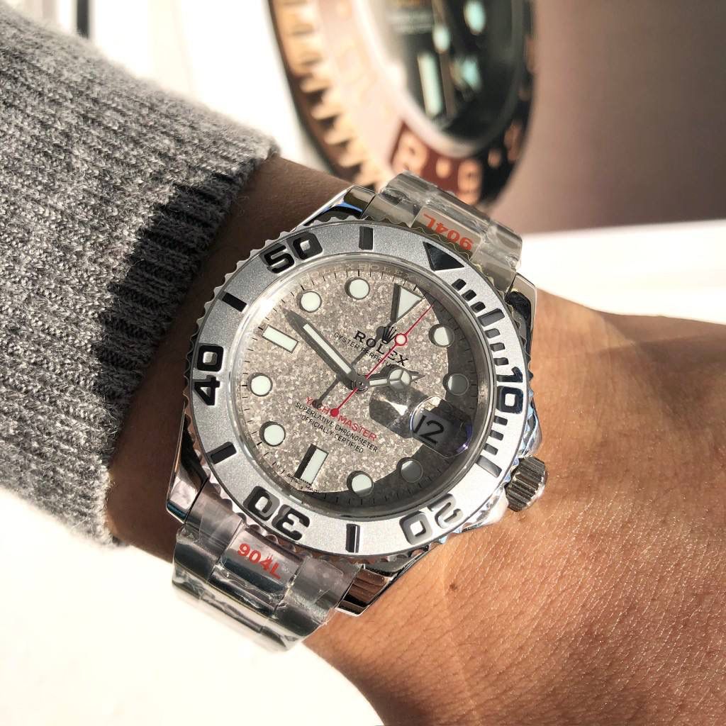 【经典名仕 一劳永逸】劳家爆款游艇名仕型系列m126622男士腕表40mm游艇出货，继续秉承AD家族优质特色、独家出品一表一码，三码合一 【机芯】搭载AD专注而制0️⃣返修、💯全新原装西铁城8215全自动机械机芯，走时精准，性能优异，动力储备高达48小时 【表壳】316L精钢表壳 高端同步防指纹[强]陶瓷圈口原版同步双向旋转，完美呈现与原版一致的弧度、光泽，超强高密度矿物质玻璃镜面，精致的做工完美秉承原装的潜水游泳🏊‍♀️性能 【字面】大厂同步超强夜光，夜光刻度、表针无瑕疵斑点、晶莹剔透，细节同步正品，内影圈刻字清晰，字体匀称 【表带】搭载316精钢表链可调节原装表扣