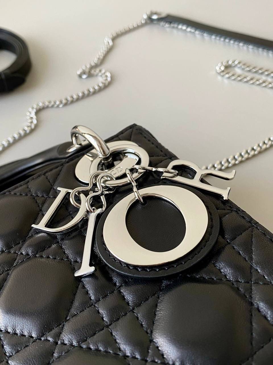 黑银🖤𝗗𝗜𝗢𝗥 𝗟𝗮𝗱𝘆羊皮三格银扣 女生必须要拥有的一只经典款‼️😍 一年四季爆卖，老客每天都在补单 细腻柔软质感不是普通的包包可以比的 进口原厂羊皮➕全钢五金，终极版 （标配两条肩带） size：17cm