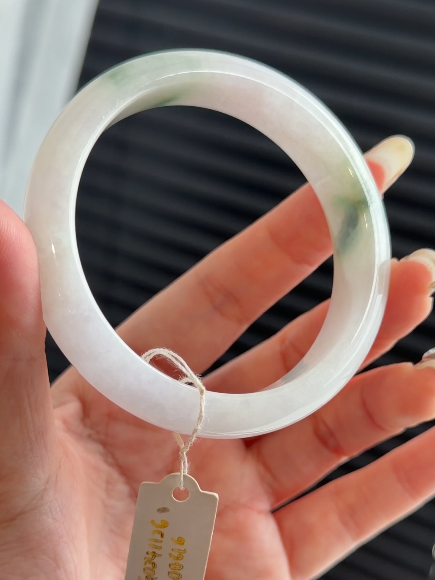 ✨ 马来西亚现货 ✨精品手镯 · 实物更美💗 54圈口粉冰飘花翡翠手镯，种水通透，透着几抹淡淡的粉色，飘花也灵动，很有灵气的一支手镯💎 尺寸圈口：  54 mm ｜ 宽度：13 mm ｜ 厚度：7 mm📄 附权威证书🕊 支持鉴赏期🌍 全球配送喜欢的宝宝欢迎 DM 💌先到先得，不留#马来西亚翡翠 #怡保 #吉隆坡 #新山 #新加坡