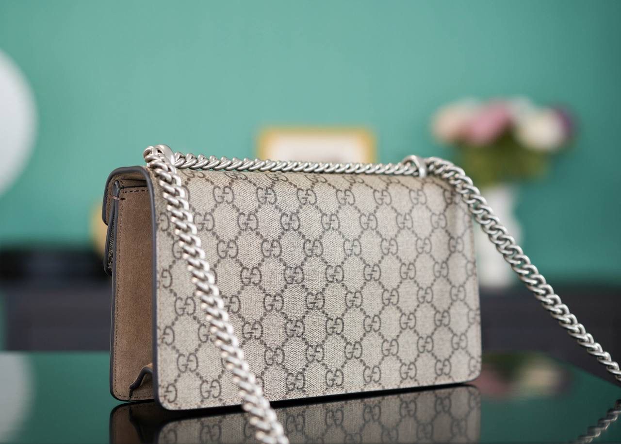 🥯GG。 Dionysus系列经典酒神 钻扣卡其色25cm 正品售价¥24.000 新尺寸设计一出来让人拍手叫绝 GG的设计师真的太懂女人了 从前纠结大号太大小号太小的姐妹，这会可以冲了 最新的酒神钻扣新款虎头镶嵌上了施华洛世奇水晶钻，整个包洋气时尚特别气质 而且改良后的包身自重很轻，尺寸大小很完美 官方款号 499623 尺寸：25x13x7cm