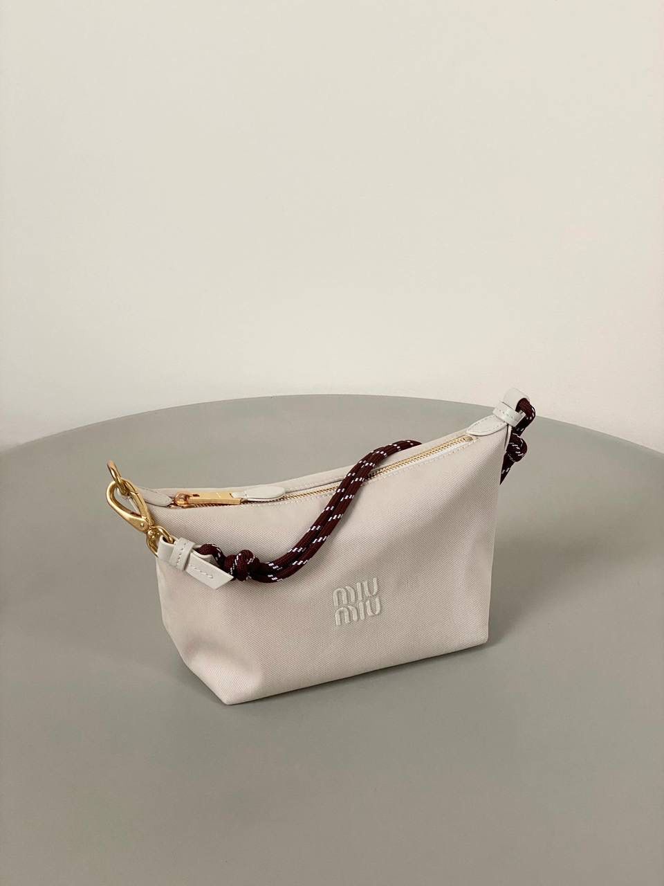 销量王🔥 𝐌𝐢𝐮𝐌𝐢𝐮饭盒包 米白色 啊啊啊，好喜欢这个彩色的碰撞！ 帆布面料搭配撞色小彩绳直接封神了！！ 每个配色，简直就是锦上添花 不敢想象这个夏天背这只有多好看！ 容量就不用说了 很好装 还很耐磨 性价比也特别的高～ 时髦精必入这只好吗 绝对日常出门回头率超高的一只 抓紧冲吖！！！ 18.5×14×10cm #F0006m