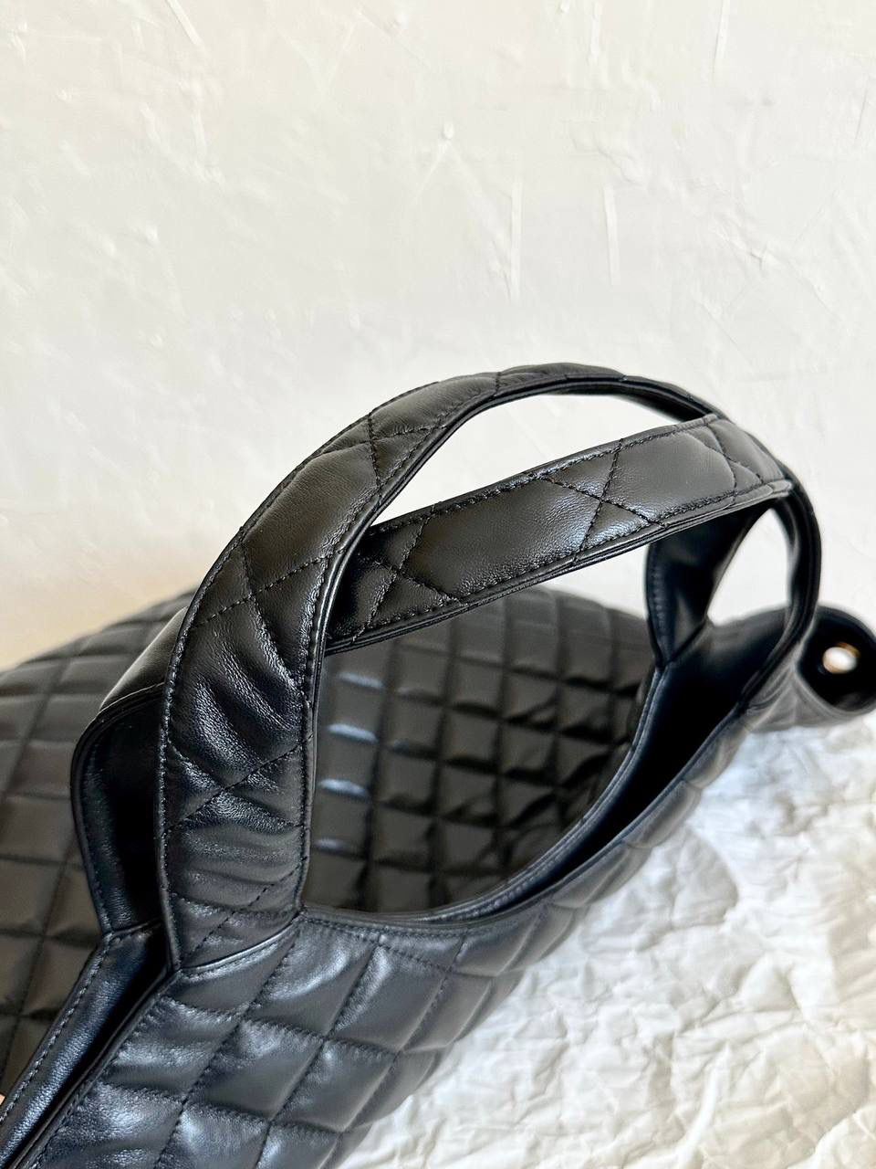 销量王🔥预定月底⏰ ys1 Icare bag超大tote 今年最火的大包一定是它！ 超夸张的大logo确实很大胆 前后两片无裁切的大羊皮 你们就知道用料需要多高的成本了 据我所知，很多家已经在偷偷更换便宜的材料... (因为它足够火，皮料对不对版他们都能卖... ) 我们来晚了，价格上也做出让利 先让你们看看我们对这个牌纸的用心程度💕还是那句话吧，我们只用原厂皮，只做原版开发，只做最高版本，只做正确版❗️ 58×43×8cm698651m