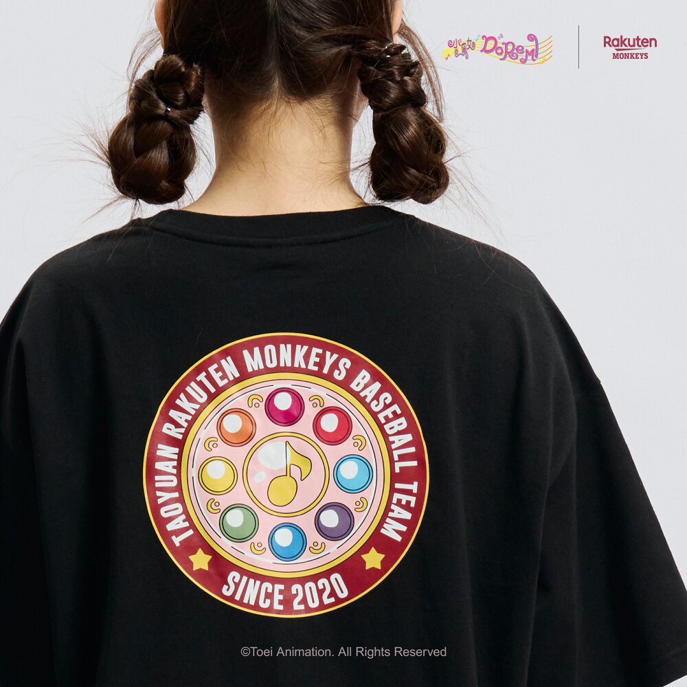 《Pre-Order》短T-黑｜小魔女DoReMi X 台灣樂天桃猿商品 (26D27-P)
