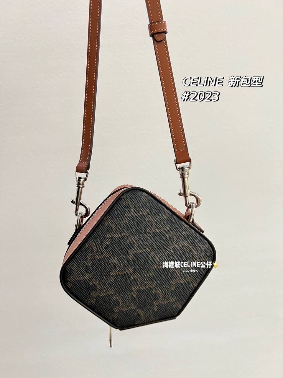 🔥大货实拍图 𝗖𝗘𝗟𝗜𝗡𝗘 ♥️ 𝗖𝗨𝗕𝗘 𝗕𝗢𝗫立体方包 型号：111682 尺寸：14*5*12.5cm 新品上线啦👏立体盒子包/化妆包~皮带子手拎设计➕圆筒包身，翻盖带镜子，可随时补妆。精致又不失实用性！凹造型拍照，或者当晚宴包，简直美呆🥳