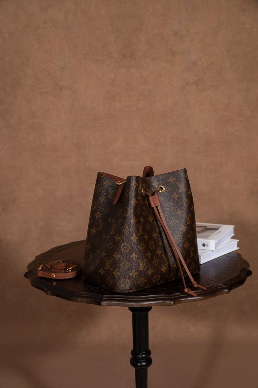 LV NÉONOÉ 水桶包 👜✨ 这款真的是经典中的经典，很多人第一只 LV 都选它！！ Size：26 × 26 × 17.5 cm，容量很可以，日常东西统统装得下～ 水桶包原型来自 1932 年的香槟袋， 经典又耐看，不分年纪，背起来都很有感觉。 又能装、又好搭，休闲穿、正式穿都 OK， 属于那种越背越喜欢、怎么都不会过时的款 💖
