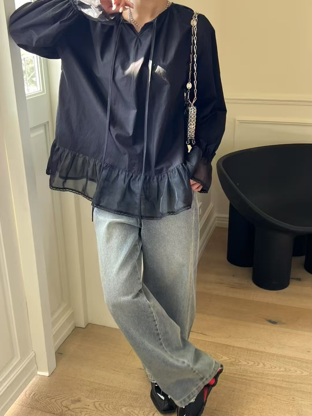 Black Ruffled Blouse with Sheer Bell Sleeves ‖ 荷叶边拼接透纱喇叭袖黑色上衣KR016258013