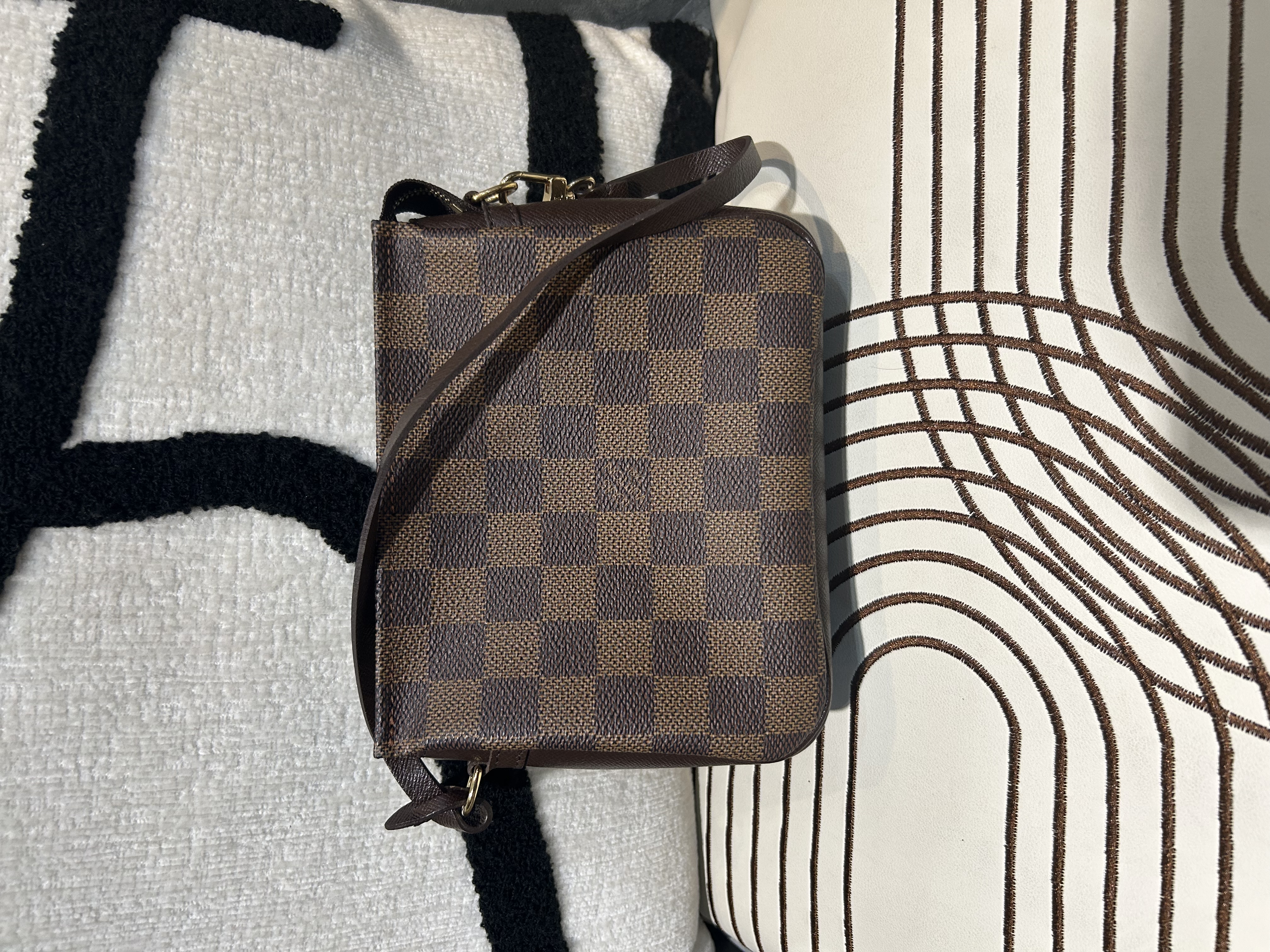 LV Damier Ebene Pochette 100%Authentic, 95%New