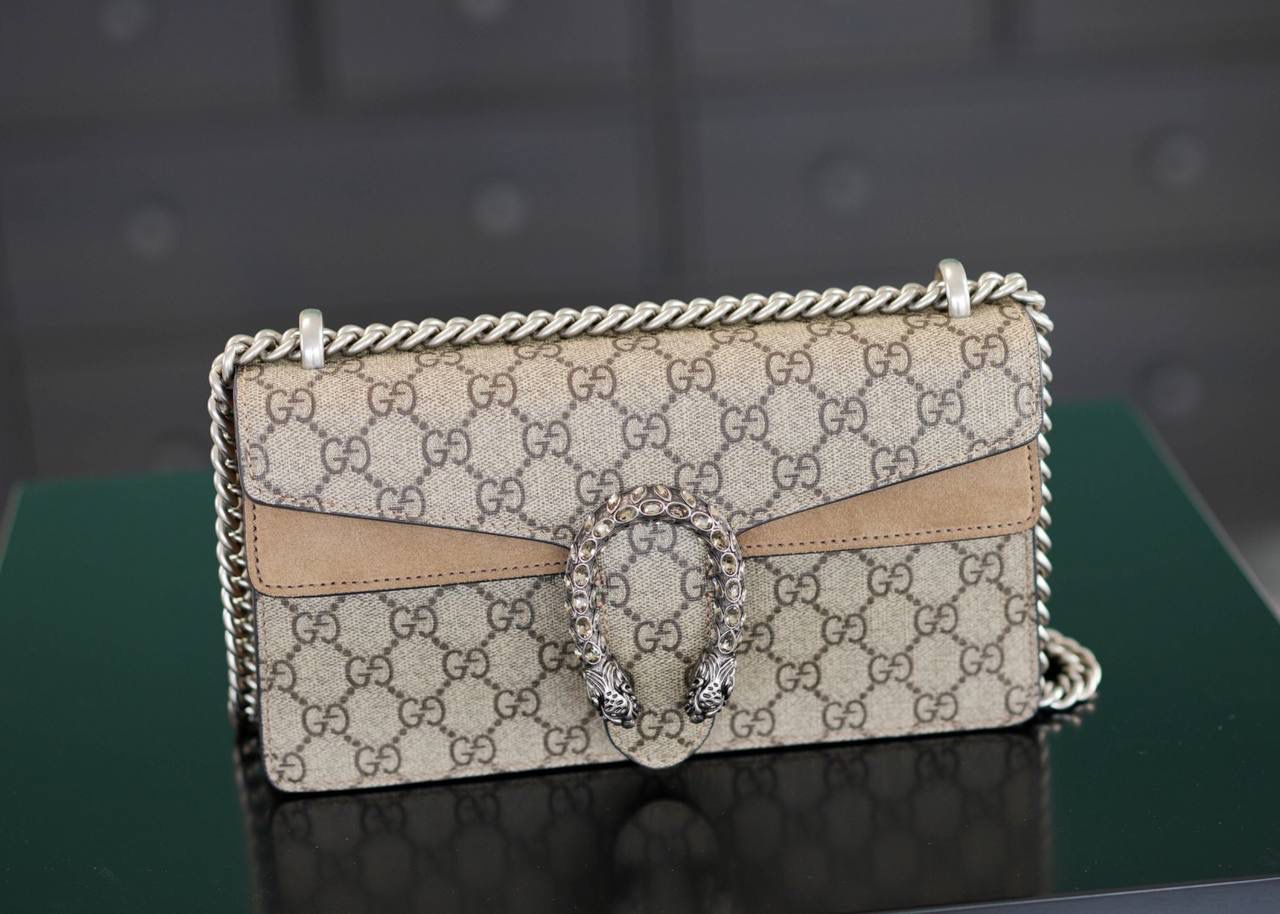 🥯GG。 Dionysus系列经典酒神 钻扣卡其色25cm 正品售价¥24.000 新尺寸设计一出来让人拍手叫绝 GG的设计师真的太懂女人了 从前纠结大号太大小号太小的姐妹，这会可以冲了 最新的酒神钻扣新款虎头镶嵌上了施华洛世奇水晶钻，整个包洋气时尚特别气质 而且改良后的包身自重很轻，尺寸大小很完美 官方款号 499623 尺寸：25x13x7cm