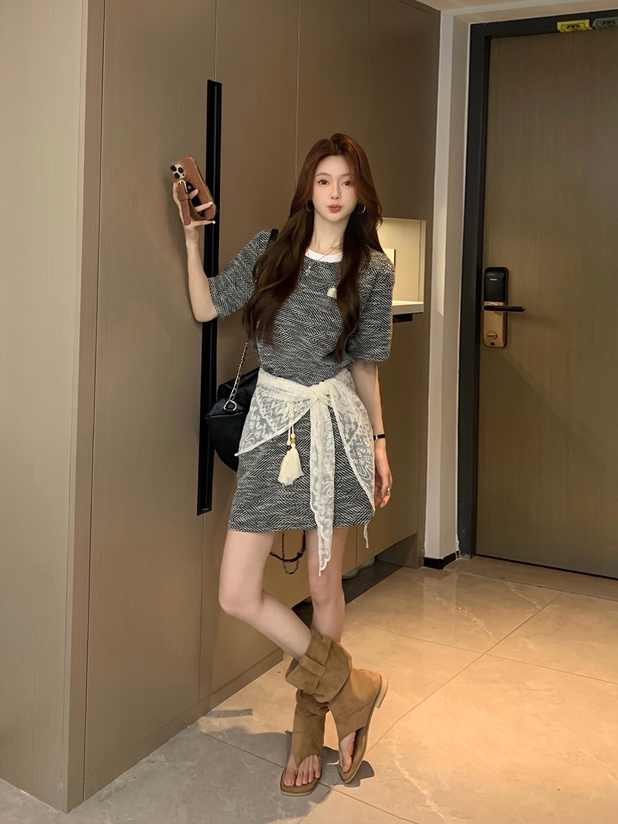 B236(3202) 韩系双色面料小香风肌理感上衣与付丝巾短裙灰套装