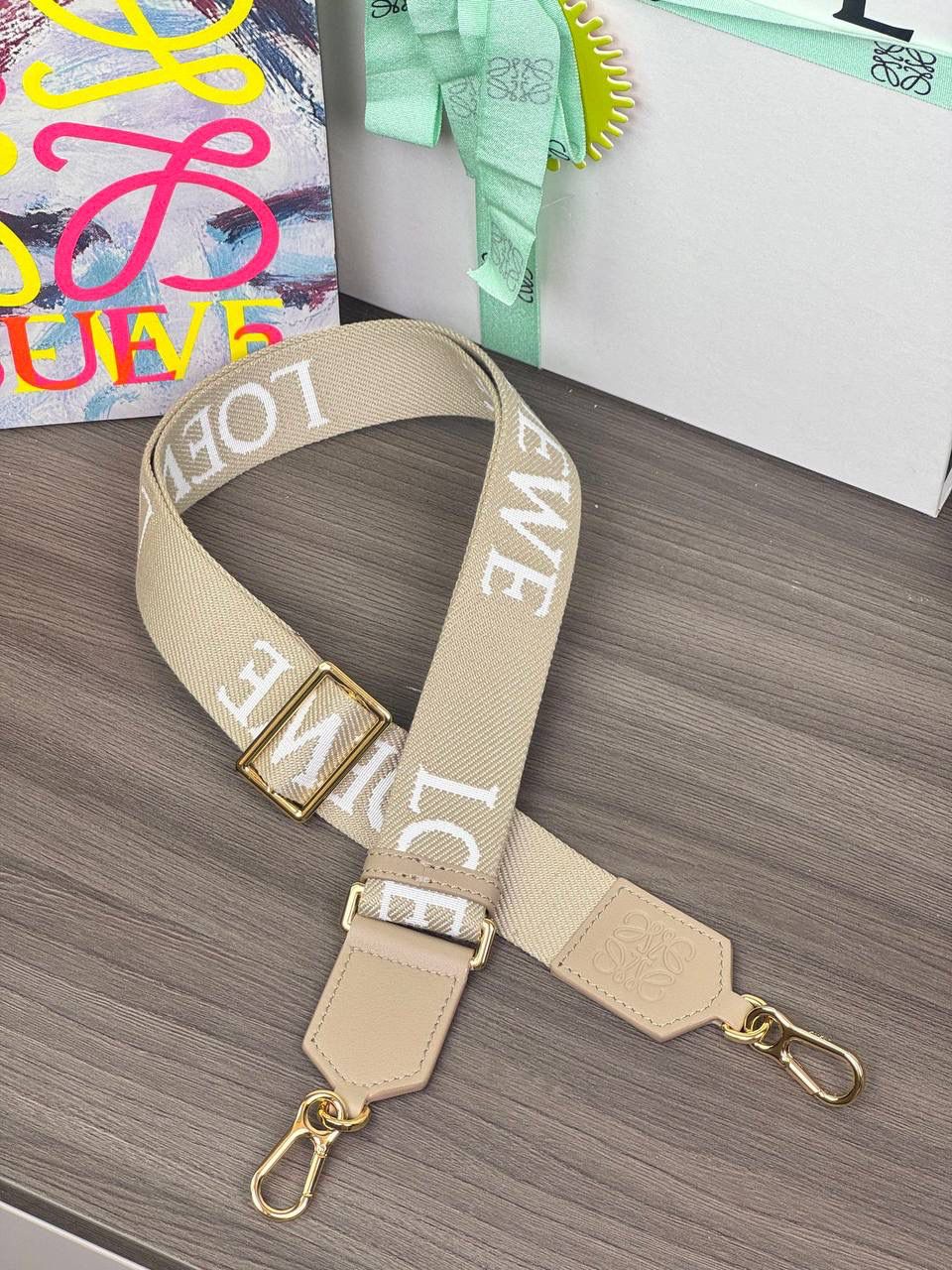 𝐀𝐧𝐚𝐠𝐫𝐚𝐦 刺绣肩带「沙色/新」 👈 全新升级上线♻️ 尺寸:131-4cm（长度可调节） 编码：182323