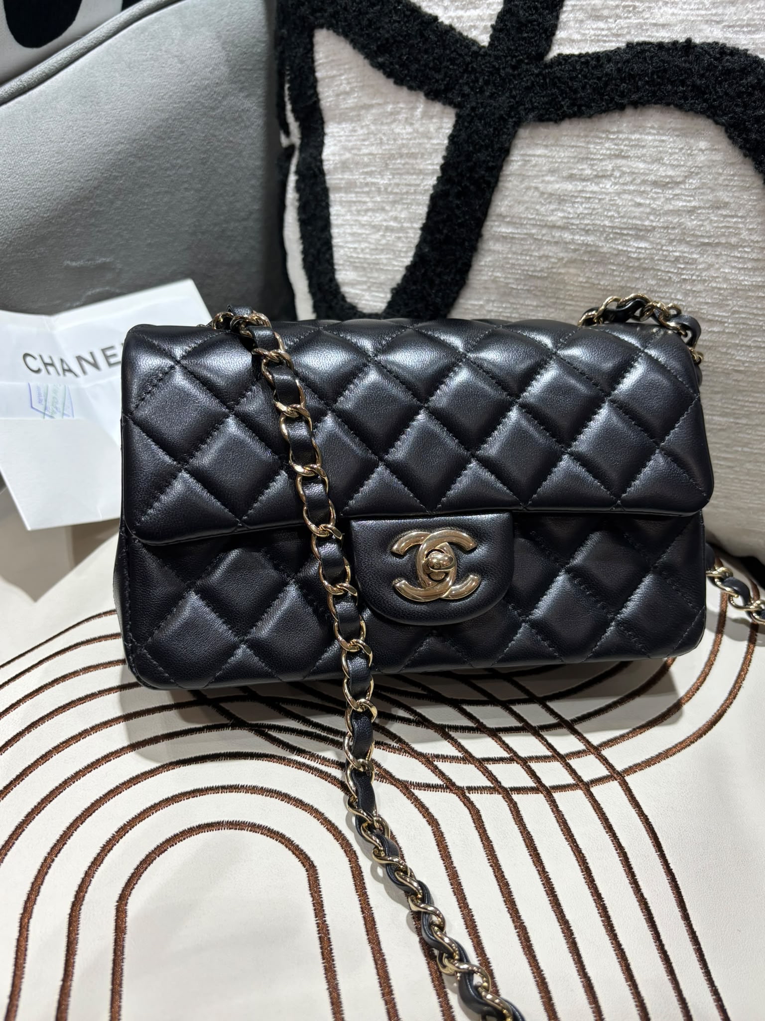 Chanel mini flap bag A69900 20cm classic flap 黑色羊皮金扣100%Authentic, 98%New ✅2025專門店收據✅晶片✅塵袋✅盒 