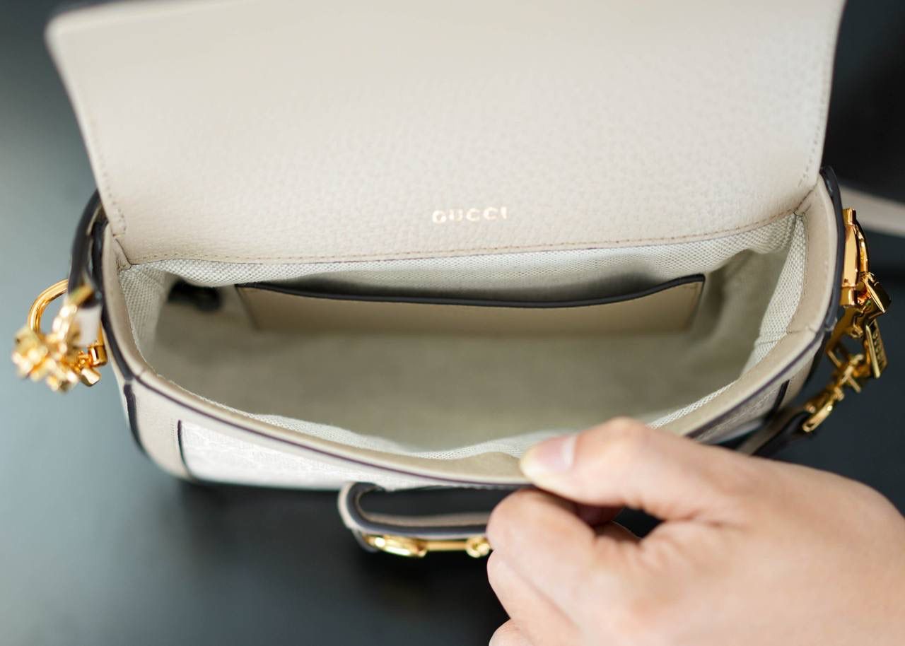 🥯Horsebit 1955系列迷你马鞍包 新款燕麦色20cm 正品售价,500 独家原厂皮发售 限量级别 GG家1955马鞍包已经火爆到人手一支的节奏，超级大爆款！ 这次出了迷你尺寸配可拆卸双肩带，简直超哇塞 马衔扣标志性设计，新款燕麦色很温柔，皮肩带布肩带任意更换~ 官方款号 658574 尺寸小号：20.5x14x5cm 大号：25x18x8cm