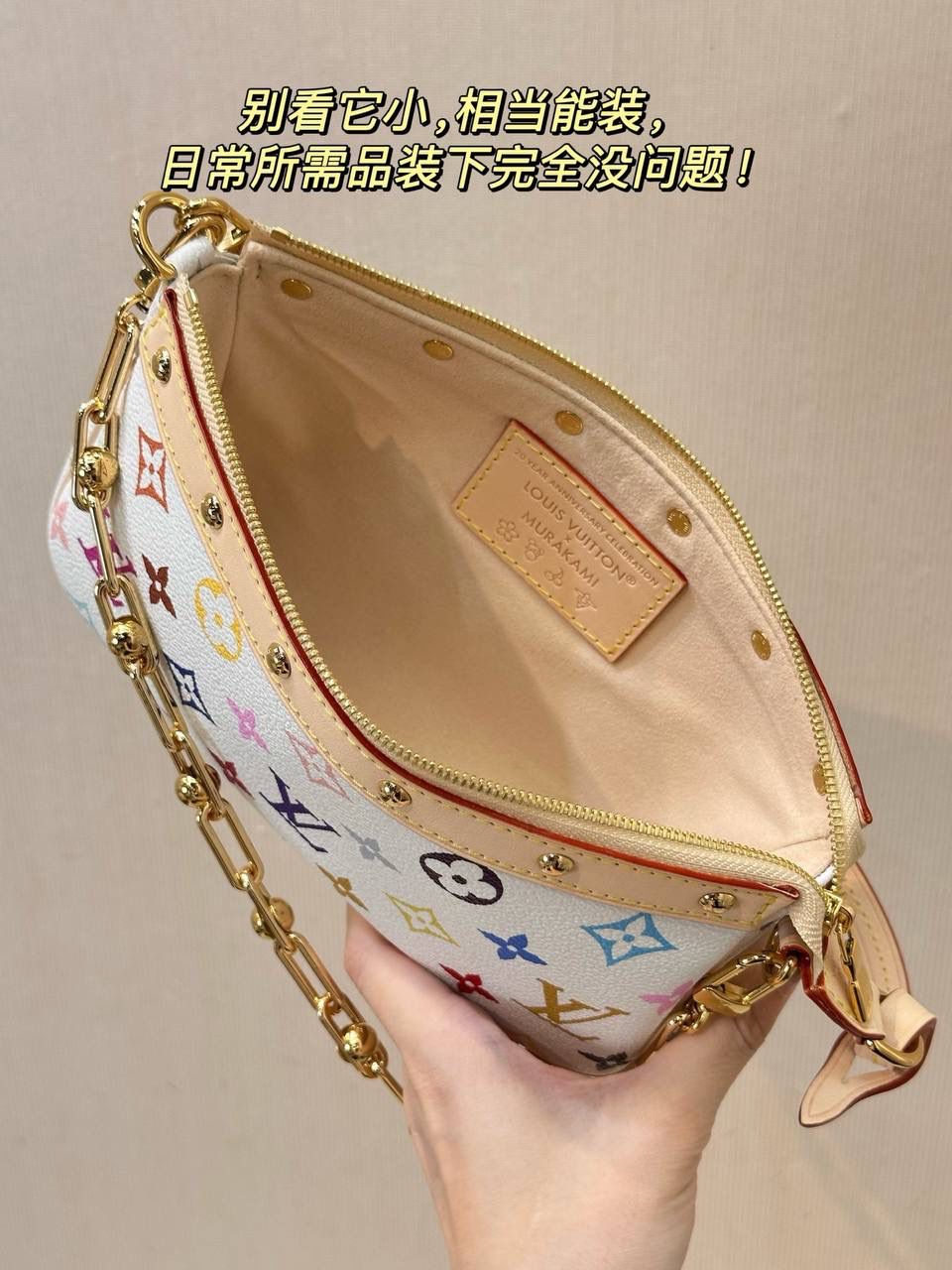 LV白三彩村上隆合作款麻将包来了👜✨ 刘亦菲都爱的白三彩麻将包！有被惊喜到！这小东西真的太得我心了。白底上点缀撞色的三彩老花，真的有被这个配色嗲到！ 这款包虽然小，但是五金非常多，全钢五金的成本你们都懂的！咱家的lv牌，只做顶级版，所以用料、做工、包型都没得挑了～配全套包装发货，实用与颜值并存的神奇爆款🔥🤟🏻 尺寸：22-13-4cm