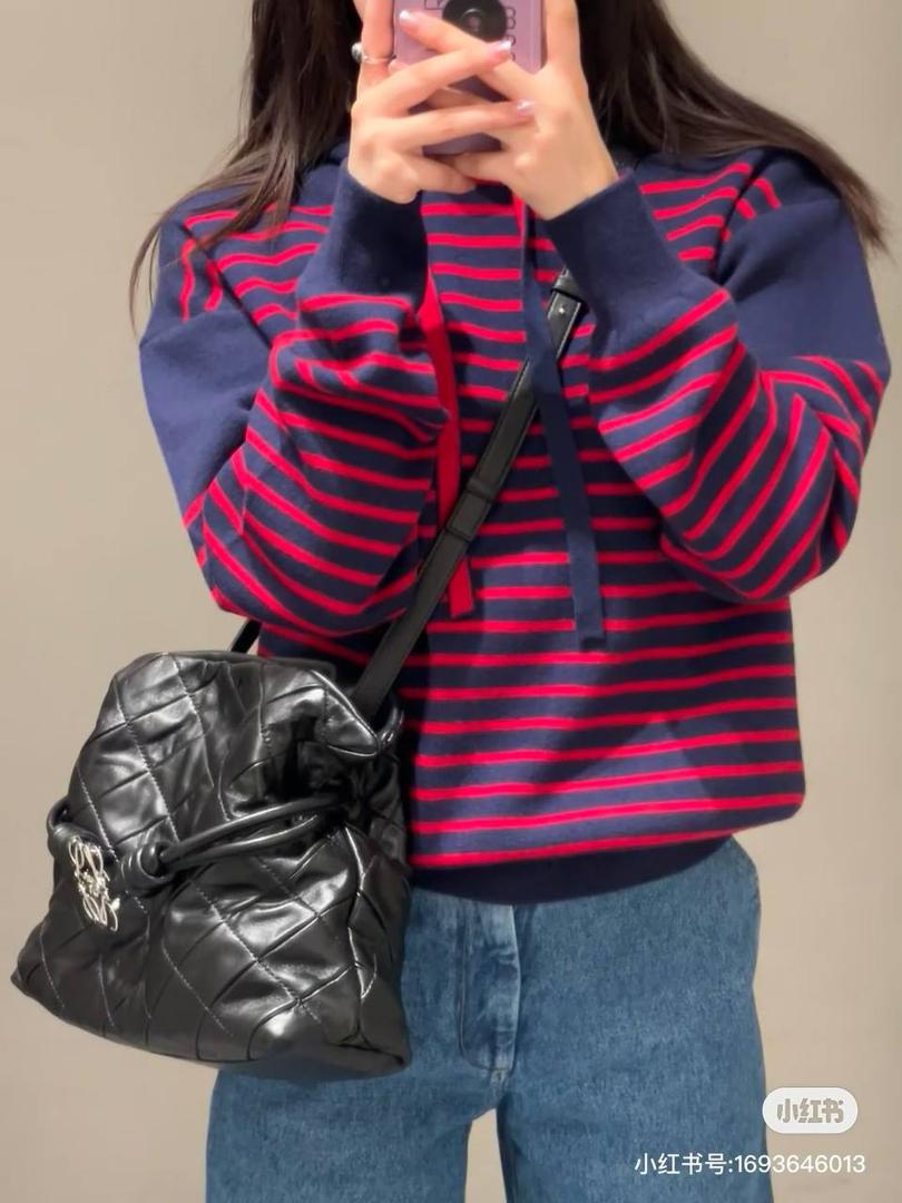 🎈褶皱羊皮福袋 —【👉🏻中号黑色到货】 编码：052028 尺寸：𝟑𝟎-𝟐𝟒.𝟓-𝟏𝟎.𝟓𝐜𝐦 ✅新款福袋采用进口纳帕小羊皮经过手工裁剪、缝合和缝制而成，🉑拆卸🉑调节肩带，多样化背法，容量超大，手感超舒适👍 ✅独家品质，对版细节，全套礼盒🎁给你满满的仪式感👍