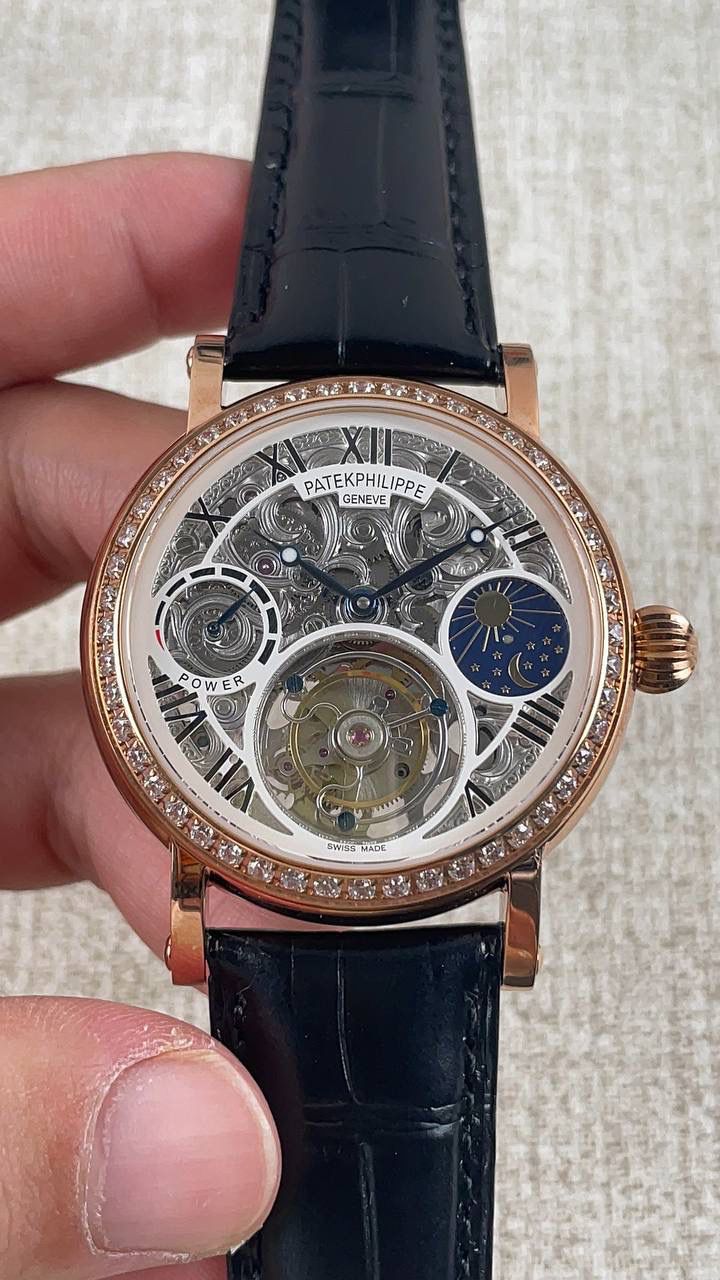 百达翡丽复杂功能系列5224R-001重磅登场，复杂时计腕表，以超复杂的工艺技术打造休闲运动腕表。 机芯采用复刻版31-260 PS FUS 24H自动上链机芯，在实现外观的逼真前提下，功能一并完美诠释。 改装大师独立制表人，倾情参与定制改装表盘颜色，给予独一无二的腕表增添有趣的灵魂！ 匠心力作 欢迎各位表友品鉴！