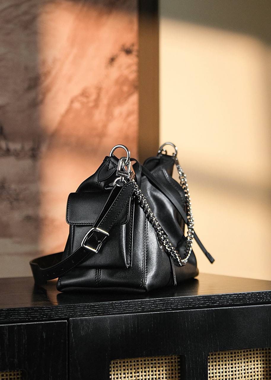 特级新款CARRYALL CARGO 黑色👜✨ 本款 CarryAll Cargo 小号手袋以柔软羊皮革呈现时尚微皱效果 并为深邃背景搭配抛光金属件与慵懒构型 成就昼夜场合佳选 可拆卸肩带与链带实现多种造型可能 🌟size：33.5x23x15cm