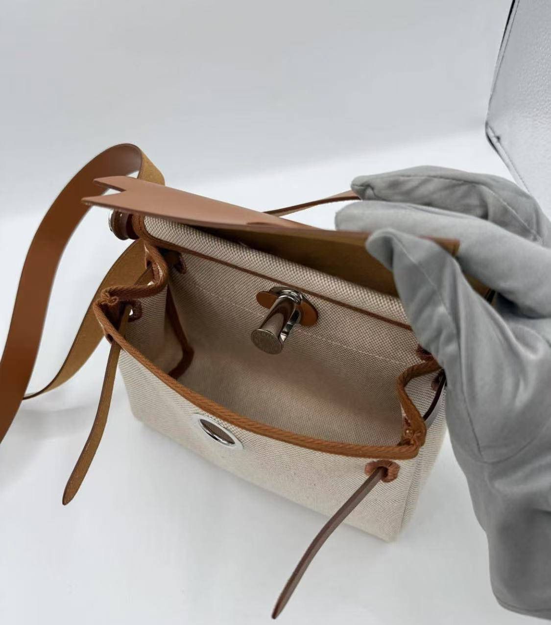 #Herbag20 新年第一支herbag必须要是mini啊‼ 2026新年第一支herbag必须要是mini啊‼ 简直太好看太实用了 百搭时髦黑银 感觉可以替代所有类似邮差包 肩带长度合适 精致可爱 容量也非常🉑 布料与皮革的完美结合 稳重又不失时尚！