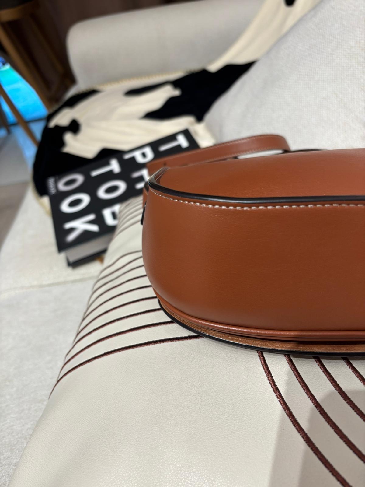 Celine Folco Cuir Triomphe 刺繡凱旋門logo 光滑牛皮革馬鞍包100%Authentic,98%new ✅dust bag ✅booklet   
