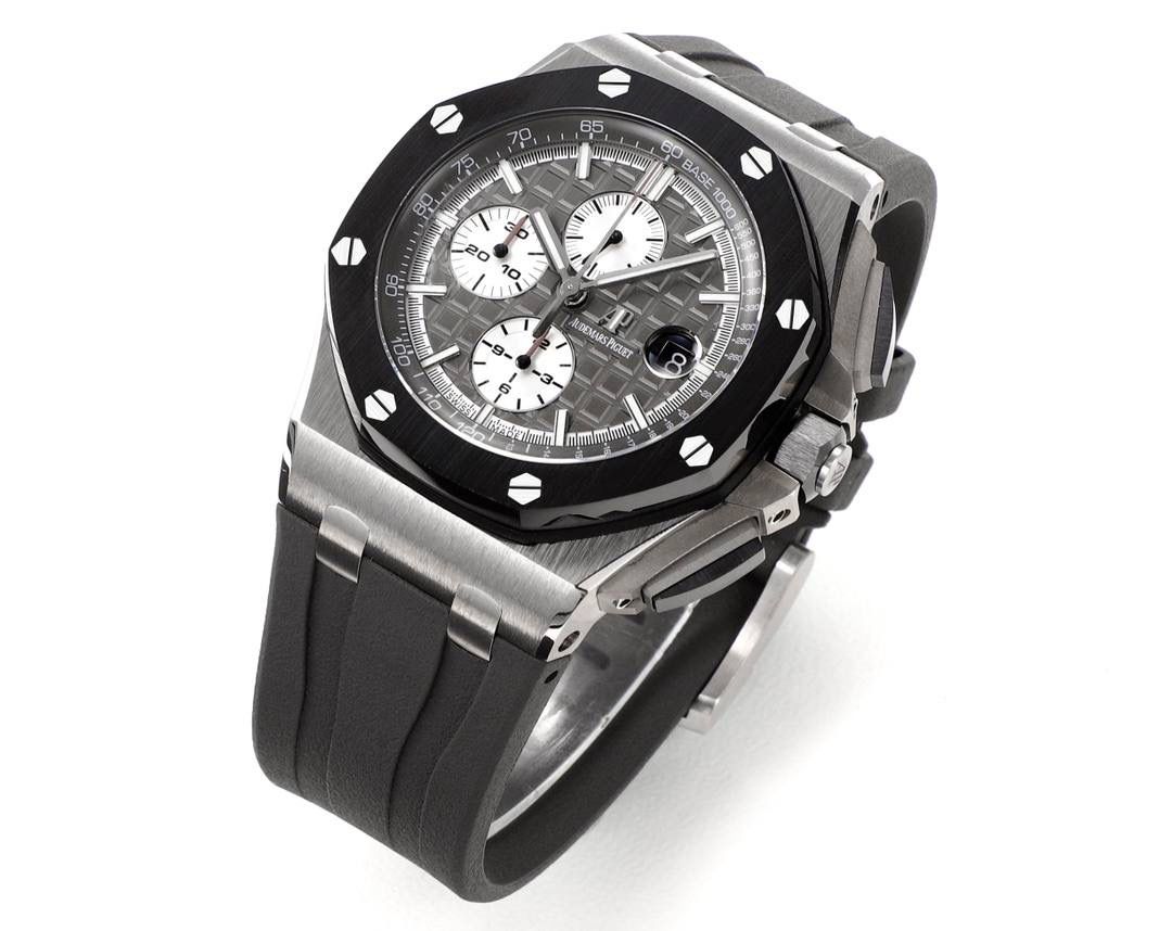 爱彼皇家橡树离岸型横空出世🔥💯引用全新的彩色陶瓷锻造技术，表壳与圈口的选料，不惜重本使用日本进口的氧化锆，无需任何颜料，以超高的压力与超高的温度锻造，形成超高密度的彩色陶瓷，再经过百里挑一，确保每一个成品都与原版毫无色差！CNC级别的打磨，将整一个表壳的边边角角完美处理，即使陶瓷，也做到毫不割手。圈口的拉丝，经过顶级的打磨技术，做到每一丝每一线都毫无断续，每一颗六角螺丝都与表框处在同一平面，拒绝一丝一毫的凸显与凹陷，诠释了何为顶级的复刻工艺！