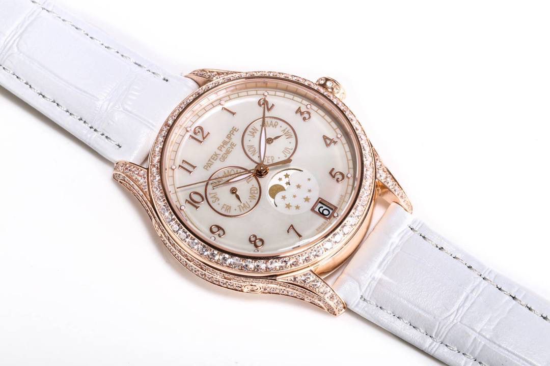 百达翡丽复杂功能时计系列4947R/4947G、4948R/4948G首次亮相！ 表款表径为38毫米。经过细致的抛光打磨润饰，展现流畅的线条以及饱满的弧度。表冠上方以细致的抛光打磨处理，增强视觉与质感。其上镌刻有百达翡丽“Calatrava十字星”经典标识，展现品牌辨识度美感。在表冠的侧面，以装饰有一圈钻石，与表壳样式如出一辙，更显整体感。 温润如玉的珍珠母贝盘面，镶贴立体金质阿拉伯数字字块，与金质中央大三针相融，时间指示清晰而直观。此外，9时标处设星期指示盘，3时标处设月份指示盘，与6时标处的日期显示窗口以及月相相融，为佩戴者呈上一份腕间的实用性能。