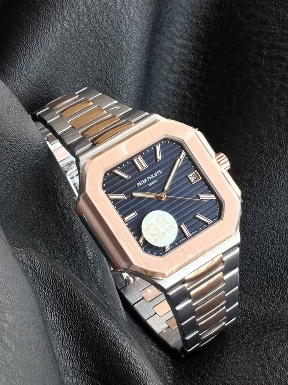 百达翡丽 方形 新系列CUBITUS 5821腕表 亮点特色：1️⃣机芯:搭载定制9015改Cal.26-330 SC一体机，调时不停秒，调时不停秒，摆轮位置均与正品一致，自动上链机芯。2️⃣钢带:316L定制级人体工程学表带，新扣款式。3️⃣表壳:尺寸45毫米厚度仅8.3mm，为表壳对角线长度(即10点位至4点位),因为表壳近似于方形，上下边的宽度会小于这一数值，所以视觉效果并不是很大。 搭配上，5821属于运动风格腕表，日常搭配正装和休闲风格也可以。