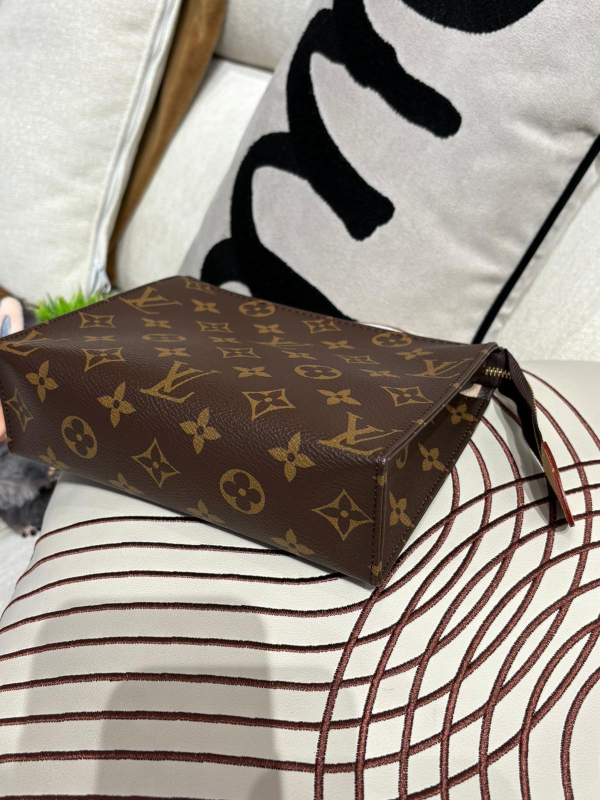 全新 LV toilette M47544 梳洗包19 手拿化妝包 100%Authentic, 全新未使用品 ✅Dust bag ✅Box