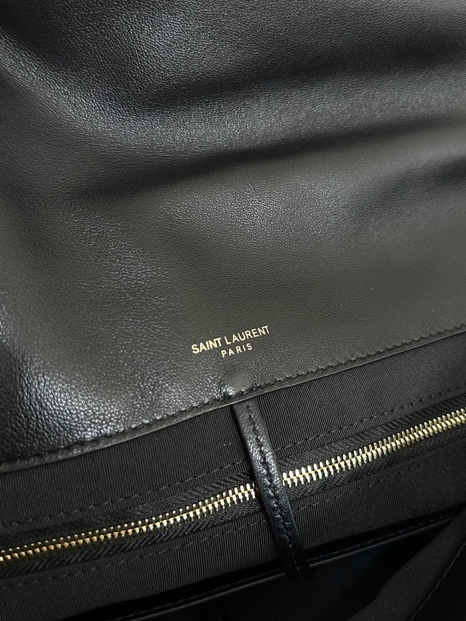 仅剩少量❗️ ys1 jamie羊皮链条大包 黑金🖤 今年的大包出一只火一只 完全宠喜欢大包的兄弟姐妹！ 链条包夏天背多了一丝呼吸感 和包包的大体量有了个对比 自重也不算很重，羊皮没有牛皮重 绝对是可以接受的重量 43×29×9cm742431m