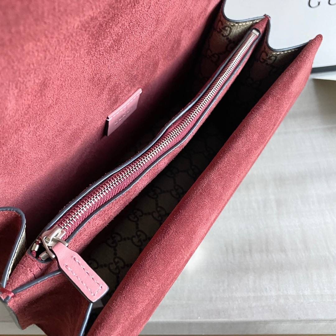 👜独家特级正品品质 g的经典之作，400249中号酒神包！28189cm！¥新包装！织纹虎头马刺扣为这款有结构感的肩背包增添光彩。滑动链条包带有多种背法，可在肩背和手提之间自由转换！麂皮衬里，口袋内里配以 gg supreme 高级人造革！！ 附带️全套最新绿色系列环保包装✨🔥