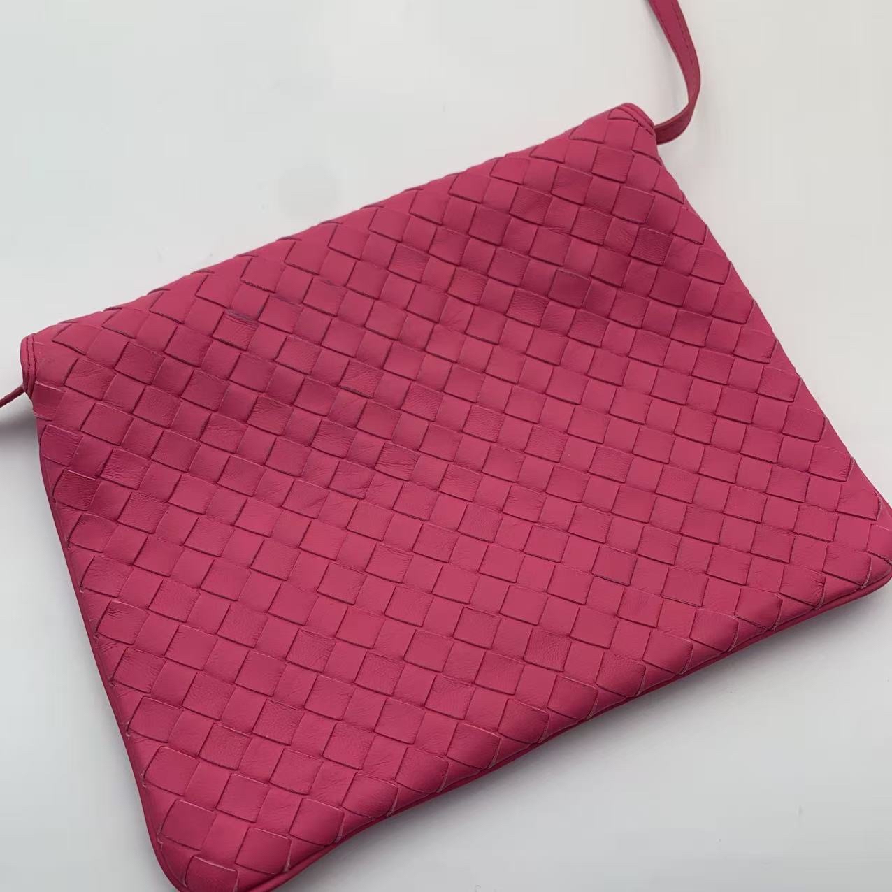 Bottega Veneta葆蝶家信封包 桃紅色牛皮 Bv經典編織物斜挎包【過年紅噹噹精選❤️‍🔥】