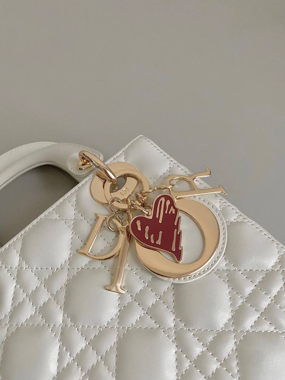 🈶白色，四格 𝗗𝗜𝗢𝗥 𝗟𝗮𝗱𝘆七夕限定 在经典的基础上加了爱心小挂饰 让整个氛围有了爱的烂漫气息 戴妃作为经典的代表，怎么买怎么对 特别手拎时会显得整个人非常温柔优雅 我一直都推荐女生一定要有一只经典款 每个颜色都好好看，完全不需太纠结 20×16.5×8cm 4123m