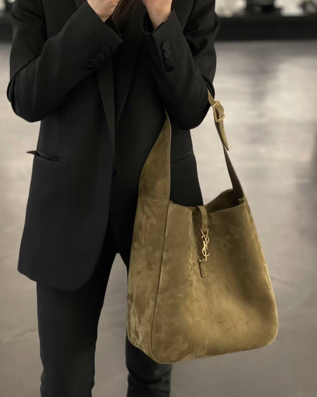 销量王🔥仅剩少量❗️ ys1 hobo bag腋下包大号麂皮麦绿金💴 我和你们说，这只包看着普普通通 但是上身是真的很好看！ 第一次看到他们家有这种慵懒的腋下包 反绒双色牛皮➕胎牛皮内里 又轻容量又大，真的很～～好背 大号真的无敌慵懒和随性 这只包的灵魂在于圆滚滚中又有型 市场很多做得太挺括硬朗，那种货打咩啊❌ ZP开发⚠️全套包装哦～ 31×30×13cm753837m