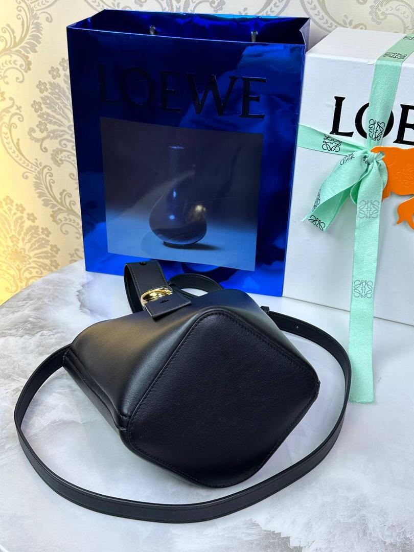 ♥️𝙈𝙞𝙣𝙞 𝙋𝙚𝙗𝙗𝙡𝙚 𝘽𝙪𝙘𝙠𝙚𝙩 ——【黑色平纹】 尺寸：𝟏𝟔-𝟏𝟔-𝟗.𝟓𝐜𝐦 编码：062339 【配全套礼盒】 🎈标志性Anagram鹅卵石点缀，配以纯粹简约线条以及瞩目设计风格，诠释全新𝙋𝙚𝙗𝙗𝙡𝙚手袋👜 🎈自带一根🉑拆卸🉑调节的肩带，一包多背，多样化风格，秀场大放异彩😀内里容量超大，日常实用性强👌 🎈配全套专柜礼盒🎁，给你满满的仪式感👀