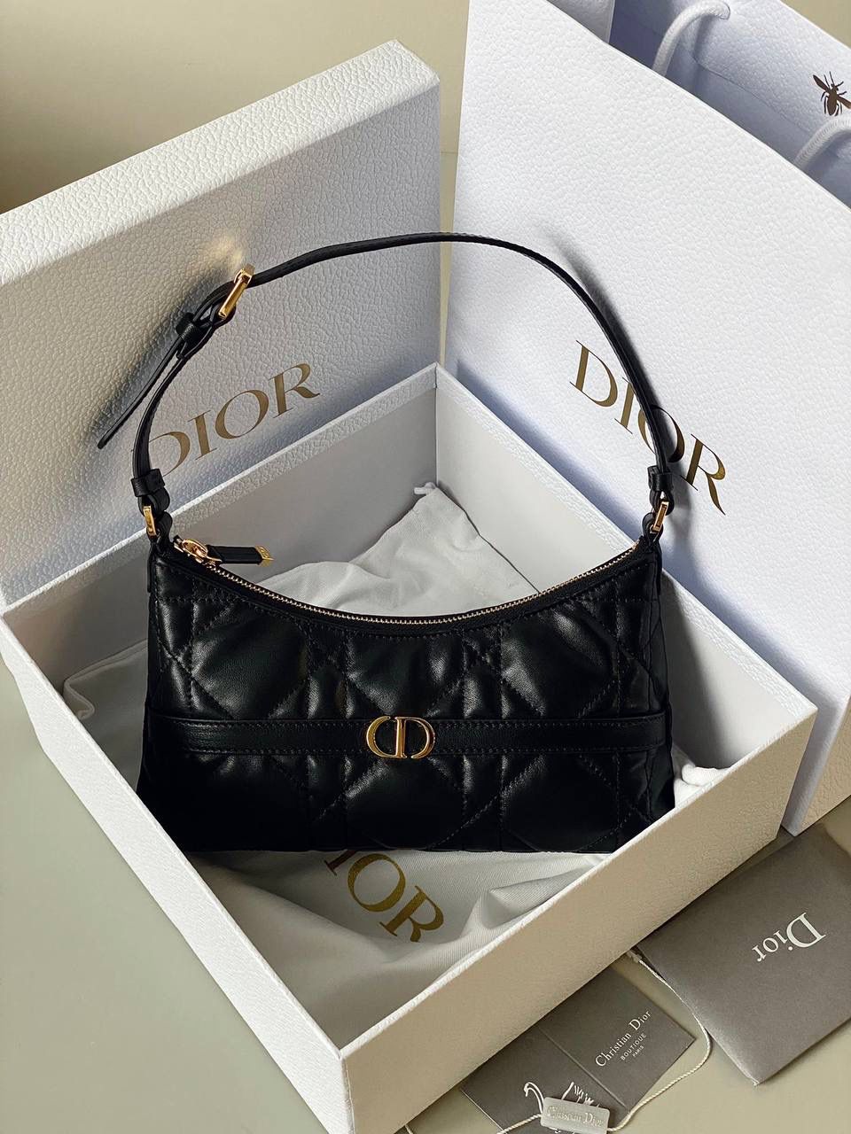 🈶黑色 𝐃𝐢𝐨𝐫 𝐦𝐢𝐬𝐬 𝐜𝐚𝐫𝐨水饺包 喜欢腋下包的有福啦！ miss caro系列的这款迷你单肩包 性价比极高，线条自然流畅 看着虽小，但装promax还绰绰有余 很适合日常出门、通勤、出游、轻装上阵 极尽优雅！ 23×13×6cm #💰118005m