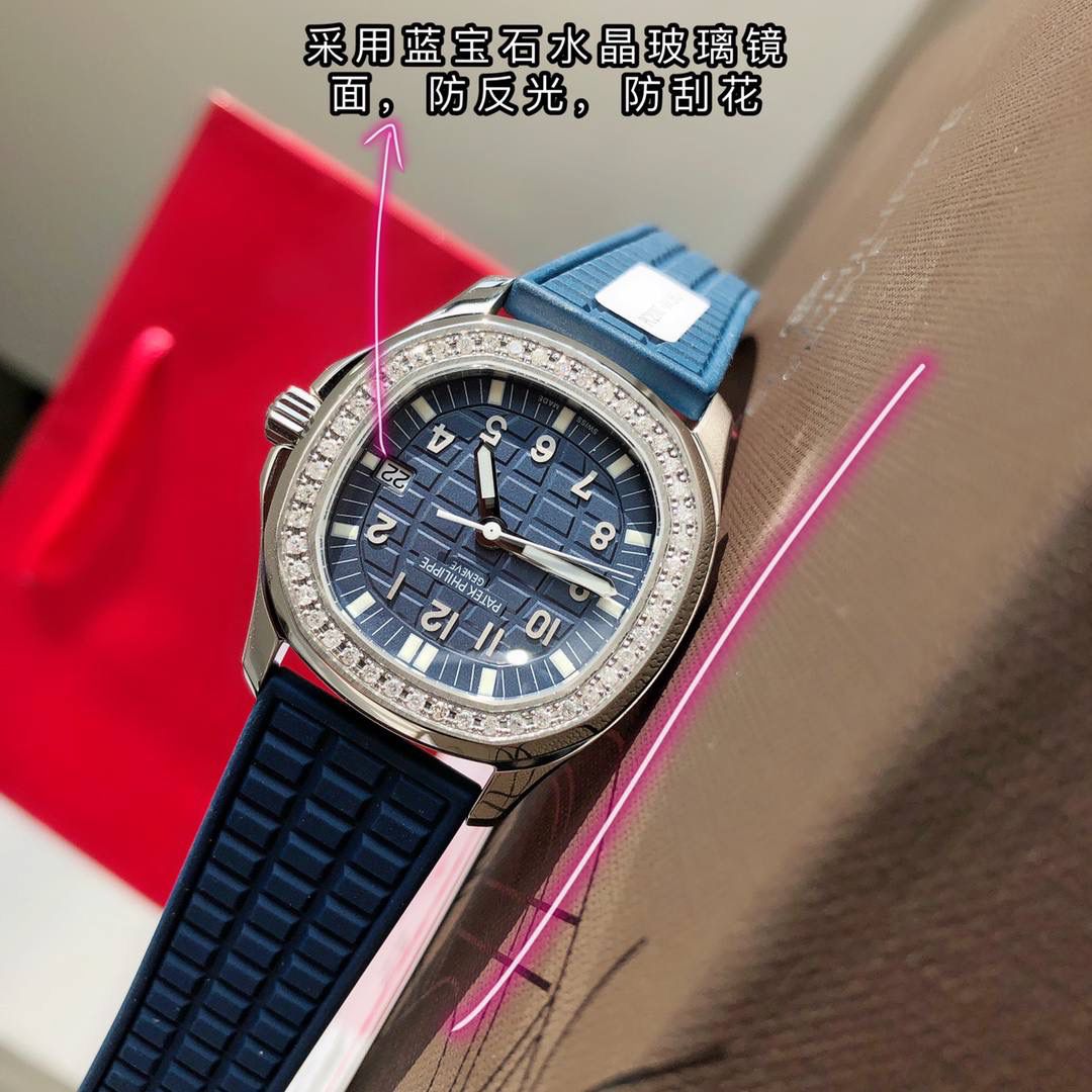 细节实拍‼️百达翡丽AQUANAUT 搭载原装瑞士石英机芯 。由100个零部件组成的一颗小而强大的内脏。真正做到零返修零误差！表盘设计也颇为独特，个性的浮雕表盘，精致立体字块。整个手表看起来立体感 高级感十足！玻璃采用蓝宝石超强硬度水晶玻璃。防反光 防刮花。进口热带复合材料橡胶表带，佩戴极为舒适贴手，适合各种手腕。搭配原装蝴蝶表扣 佩戴方便。最强舒适感😍🤟🏻
