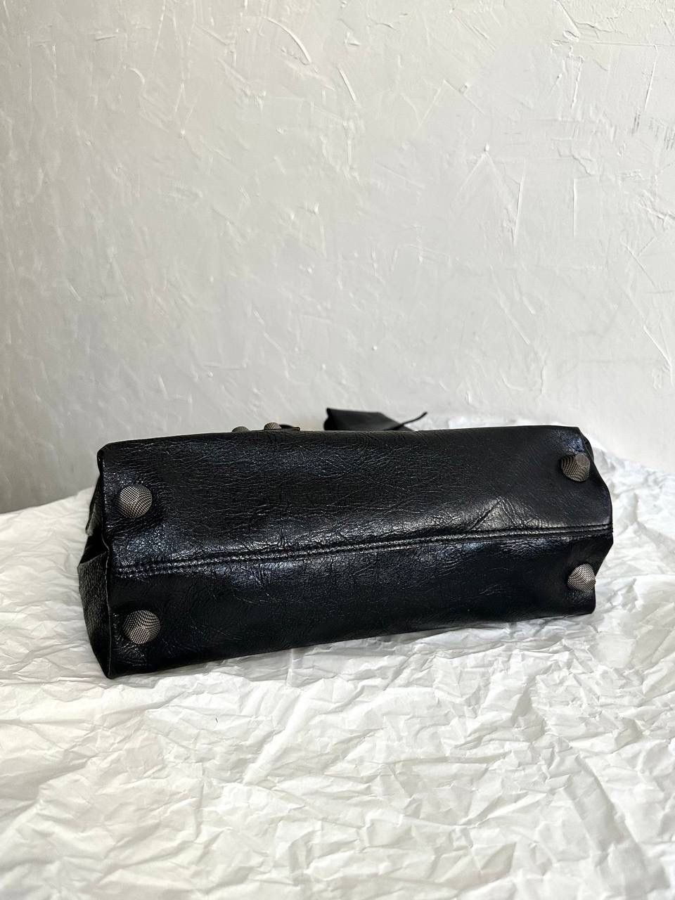 仅剩少量❗️ ba1enciaga le cagole菜篮子背心购物袋📌 超级酷且有趣的一只包 随意又慵懒，还有点酷酷，哈哈哈 是一只可以让全身穿搭升华的时髦包！ 真的很爱机车系列的皱褶感 这个一定要用原厂皮！原厂皮！ 国产的皮又硬又光滑 而且没啥油蜡皮的纹路 一点柔软质感都没有❌ 皮料决定整个包的灵魂 我家的货啊，价格虽贵，但是货好！！ 拒绝市场便宜国产皮通货👿👿 32×30.9×13.9cm780976m