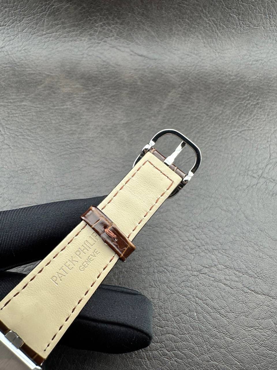 PP➕ Factory2025新品首发｜百达5738系列 68克配重版 复刻经典，更胜经典——GOLDEN ELLIPSE 黄金椭圆腕表重磅登场！ ✅ 黄金分割美学重塑：遵循1:1.6181经典比例，34.5MM×39.5MM椭圆表径搭配7.7MM纤薄厚度，复刻古典韵味与佩戴舒适度。 ✅ 316L精钢表壳：介于圆形与矩形之间的别致椭圆轮廓，还原原版线条张力，质感细腻出众。 ✅ 3D立体云贝母表盘：专属浮雕打印工艺，折射神秘深邃光泽，告别市面暗淡平庸款，上手自带高光。 ✅ 定制进口小牛皮表带：21X16尺寸对版原配，搭配同型椭圆表扣，与表壳设计遥相呼应，贴合手腕更显格调。 ✅ 9015精准机芯：走时稳定精准，兼顾实用性与耐用性，日常佩戴无压力。 PP➕不做“远观款”，只为呈现最接近原版的真实佩戴体验——从细节质感 to 上手触感，每一处都经得起近距离审视，让经典韵味在腕间完美延续！