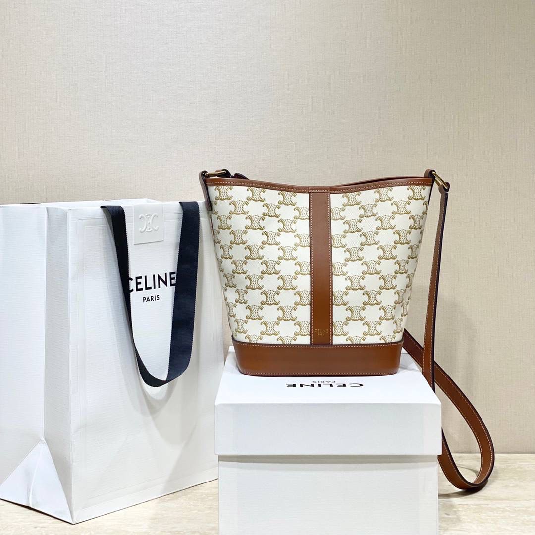 🔥大货实拍图 𝗖𝗘𝗟𝗜𝗡𝗘 ♥ 𝗧𝗥𝗜𝗢𝗠𝗣𝗛𝗘 𝗖𝗔𝗡𝗩𝗔𝗦小号水桶 多少年都不会倦怠的经典与复古设计，可以说是品牌标志性收藏款了，型号：191442 尺寸：30*22*13cm。