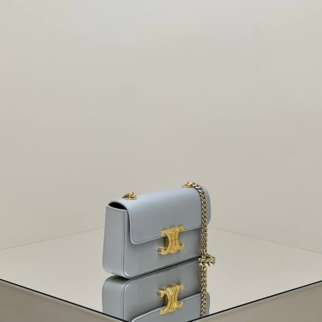 🔥大货实拍图 𝗖𝗘𝗟𝗜𝗡𝗘 ♥ 𝗧𝗥𝗜𝗢𝗠𝗣𝗛𝗘链条腋下包 型号：197993 尺寸：20.5*11.5*4cm