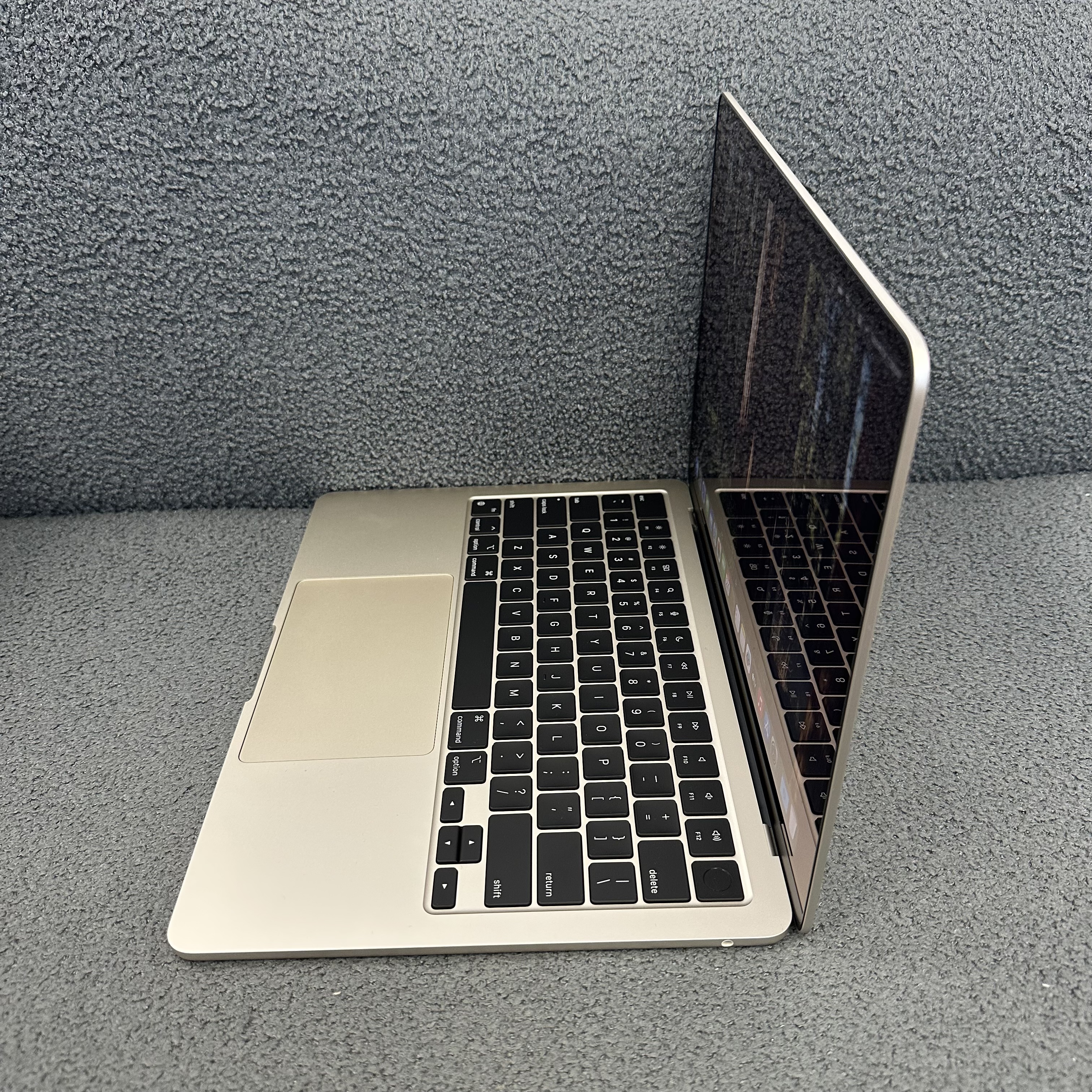 #5476 （超輕薄🔥MacBook M2 Air )APPLE  MacBook Air M2 2022 M2 CPU/8GB Ram/256GB SSD/8核心GPU/Liquid Retina Mon/13.6吋/星光色/ Gaming Laptop / Notebook/ PC / Laptop / MacbookAir / MacBook Pro / MacBookPro